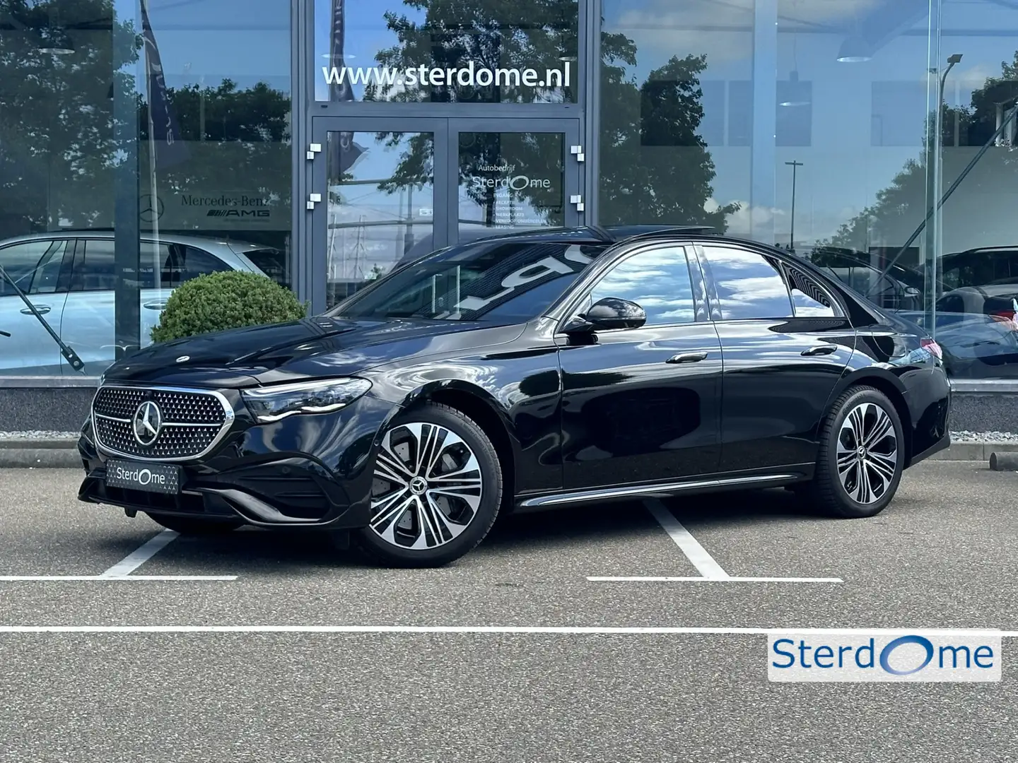 Mercedes-Benz E 300 e AMG Line l Panorama dak I 360 camera I Head-up I Zwart - 1