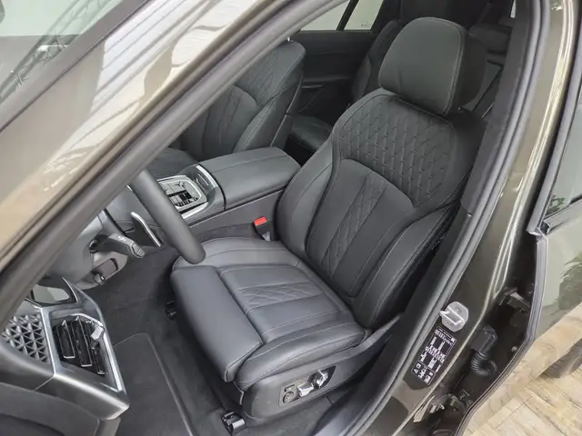 BMW X7 view 15