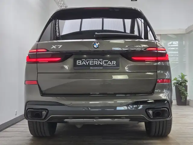 BMW X7 view 5