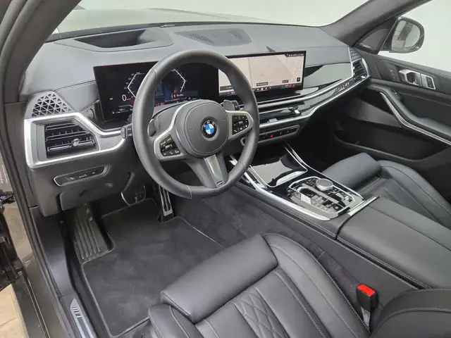 BMW X7 view 8