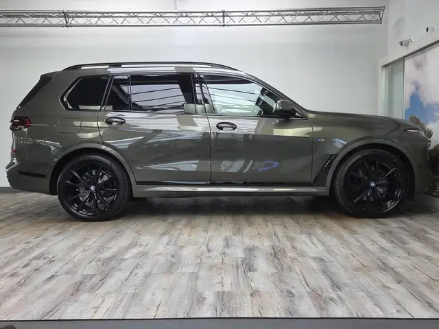 BMW X7 view 4