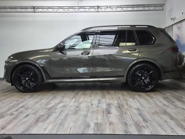 BMW X7 view 3