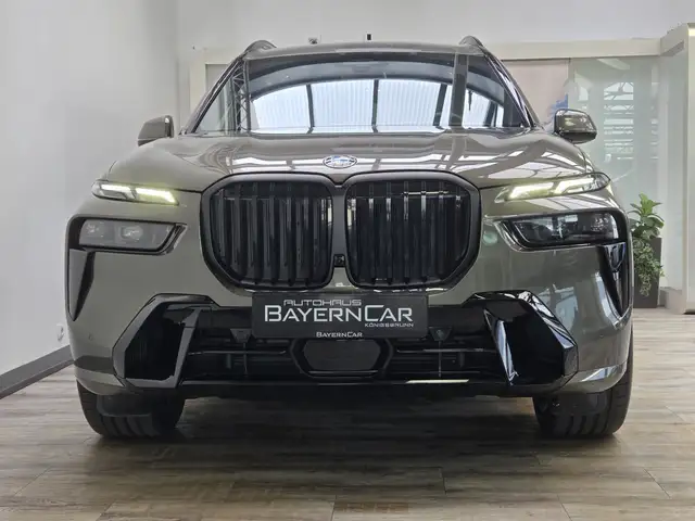 BMW X7 view 2