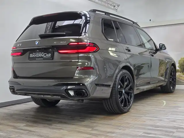 BMW X7 view 6