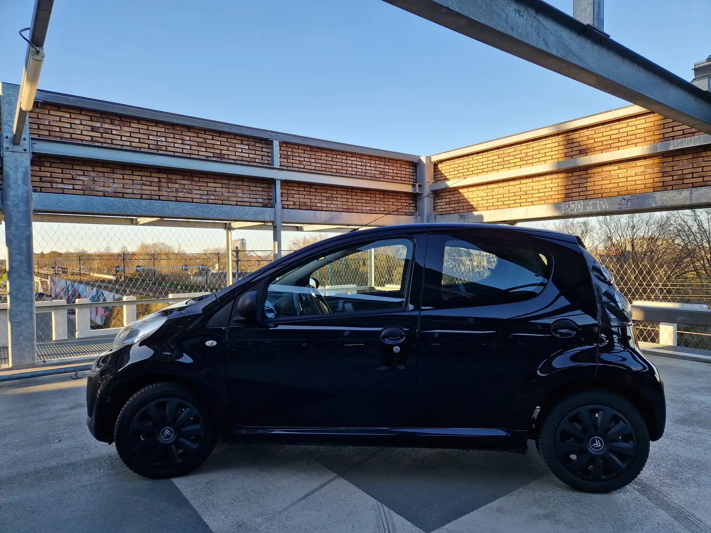 Citroen C1 1.0 Attraction (met nieuwe APK & DAB+/ handsfree!) Zwart - 2