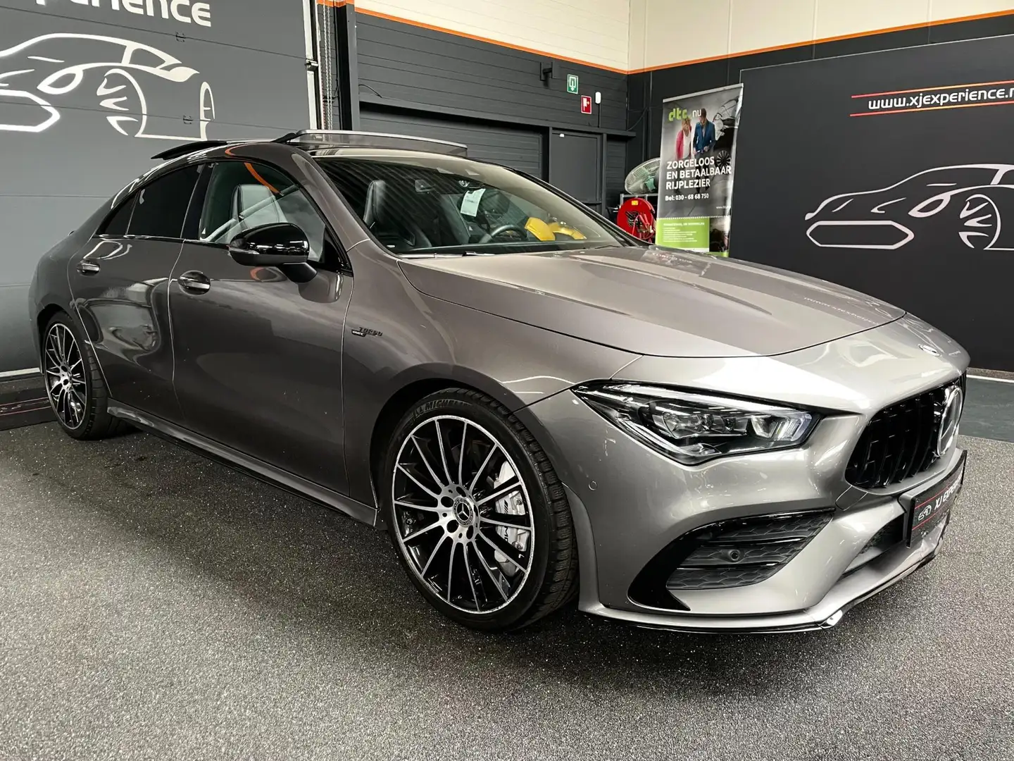 Mercedes-Benz CLA 35 AMG 4MATIC Premium Plus PANO Grijs - 2
