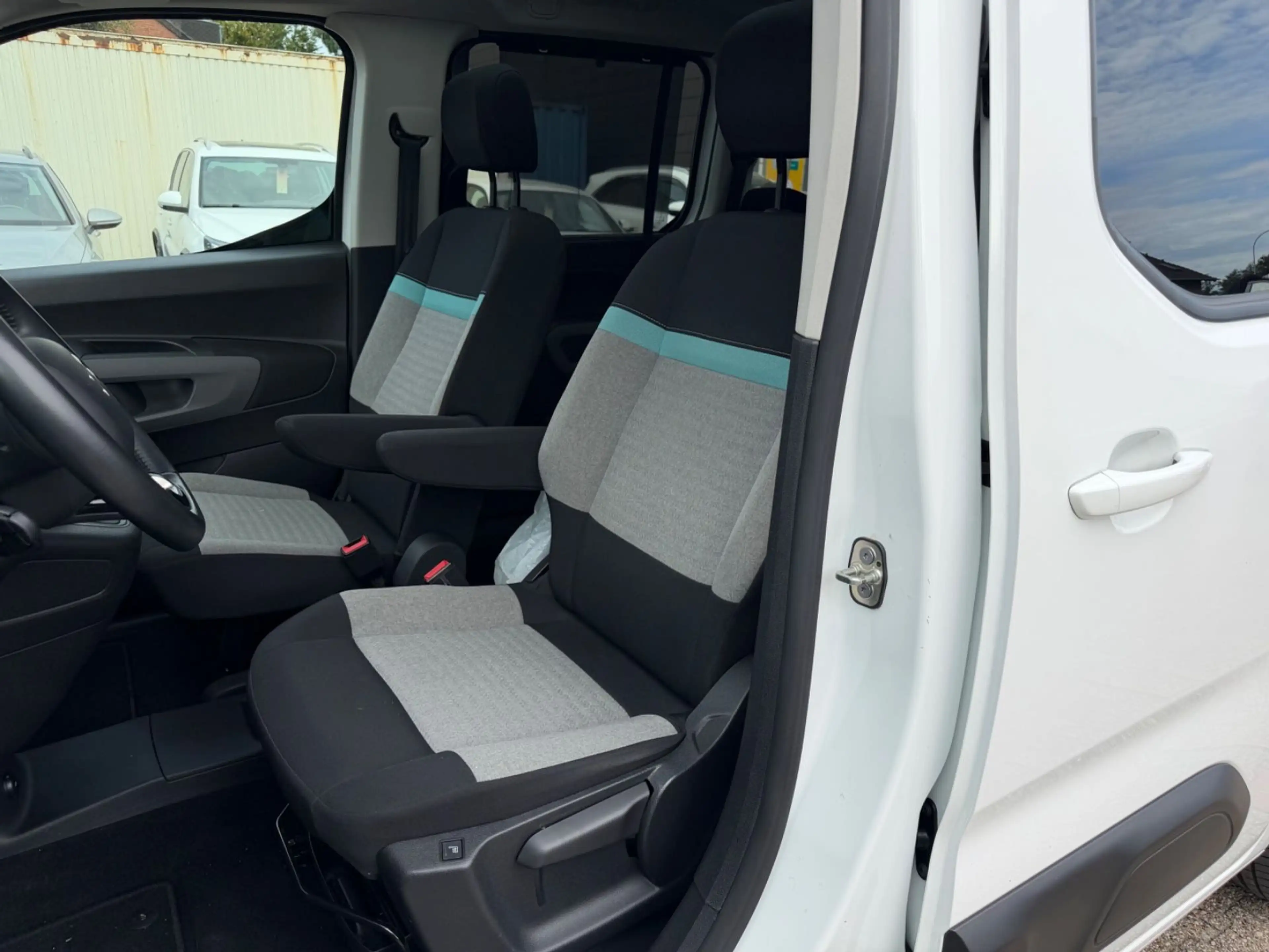 Citroen Berlingo Shine M HeadUp Navi PANO Kamera PDC — photo 9