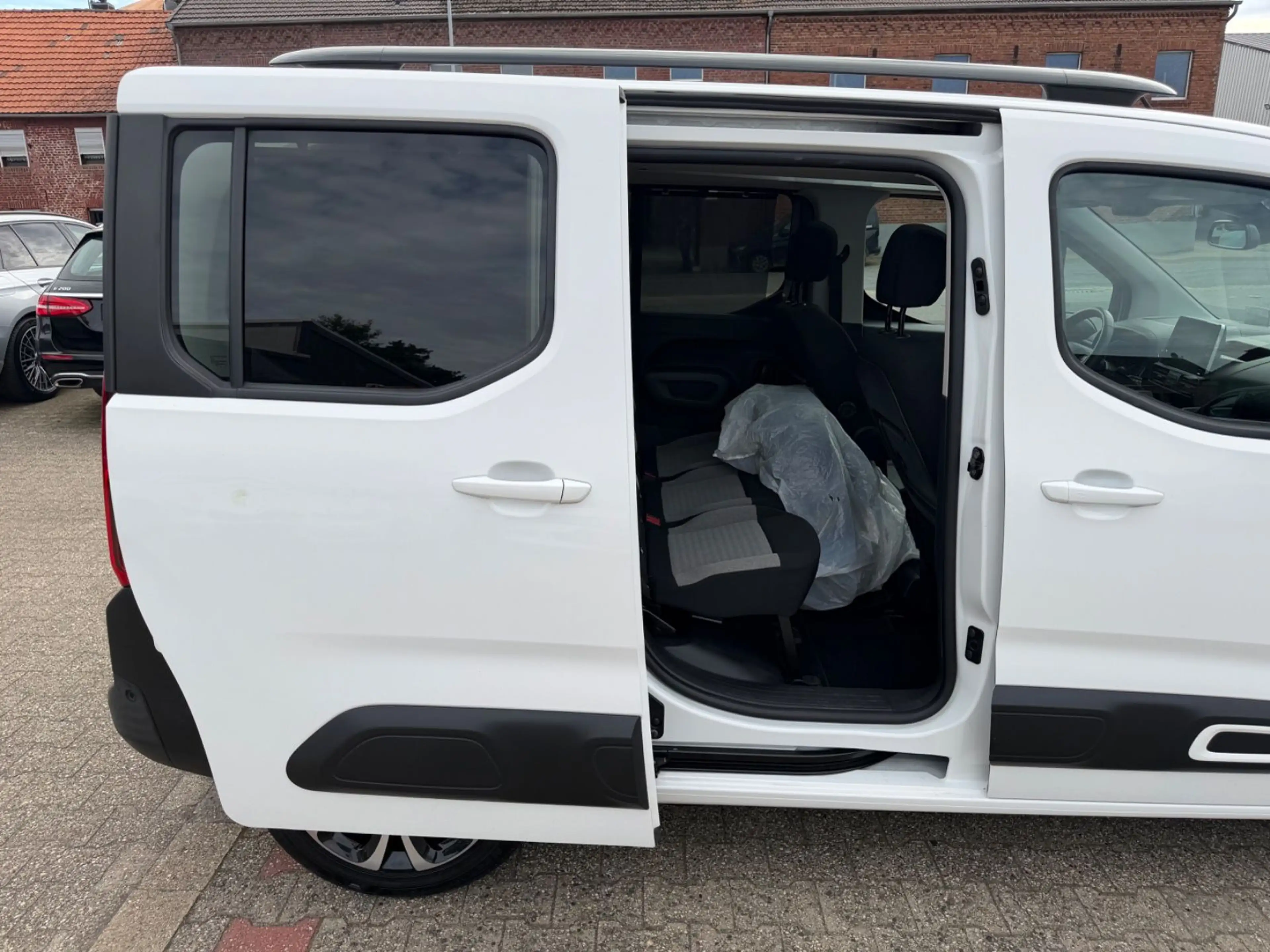 Citroen Berlingo Shine M HeadUp Navi PANO Kamera PDC — photo 12
