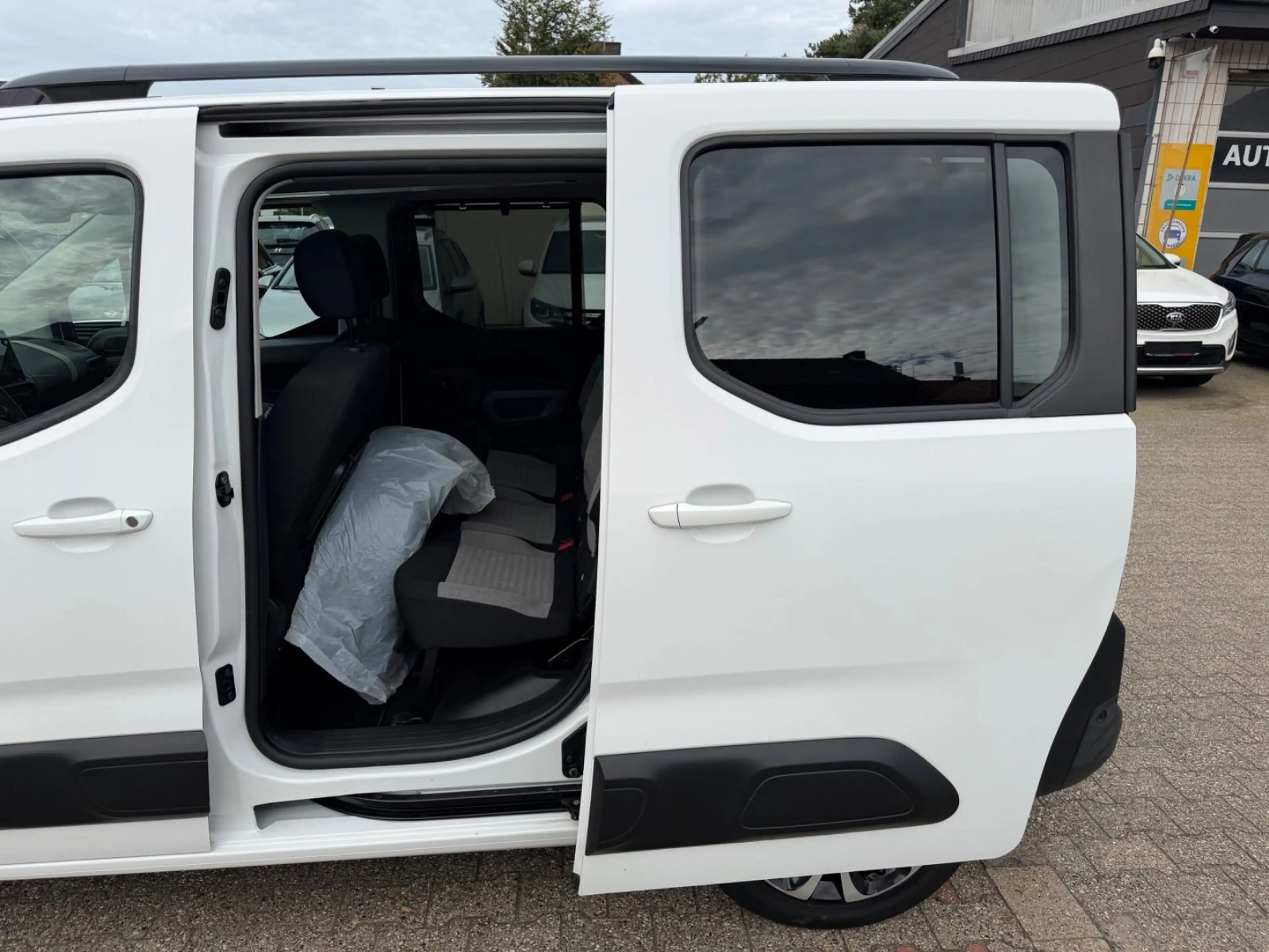 Citroen Berlingo Shine M HeadUp Navi PANO Kamera PDC — photo 10