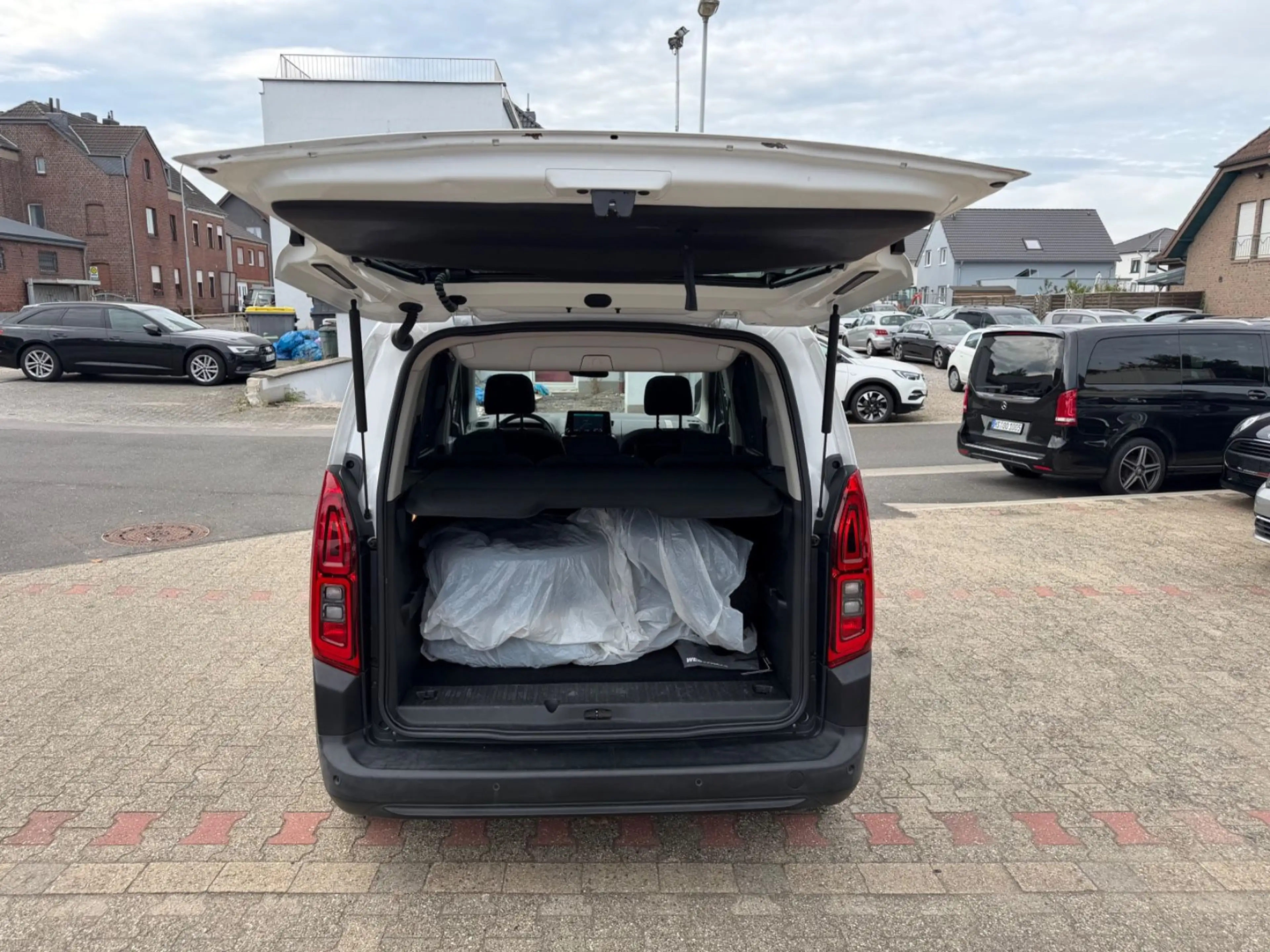 Citroen Berlingo Shine M HeadUp Navi PANO Kamera PDC — photo 8