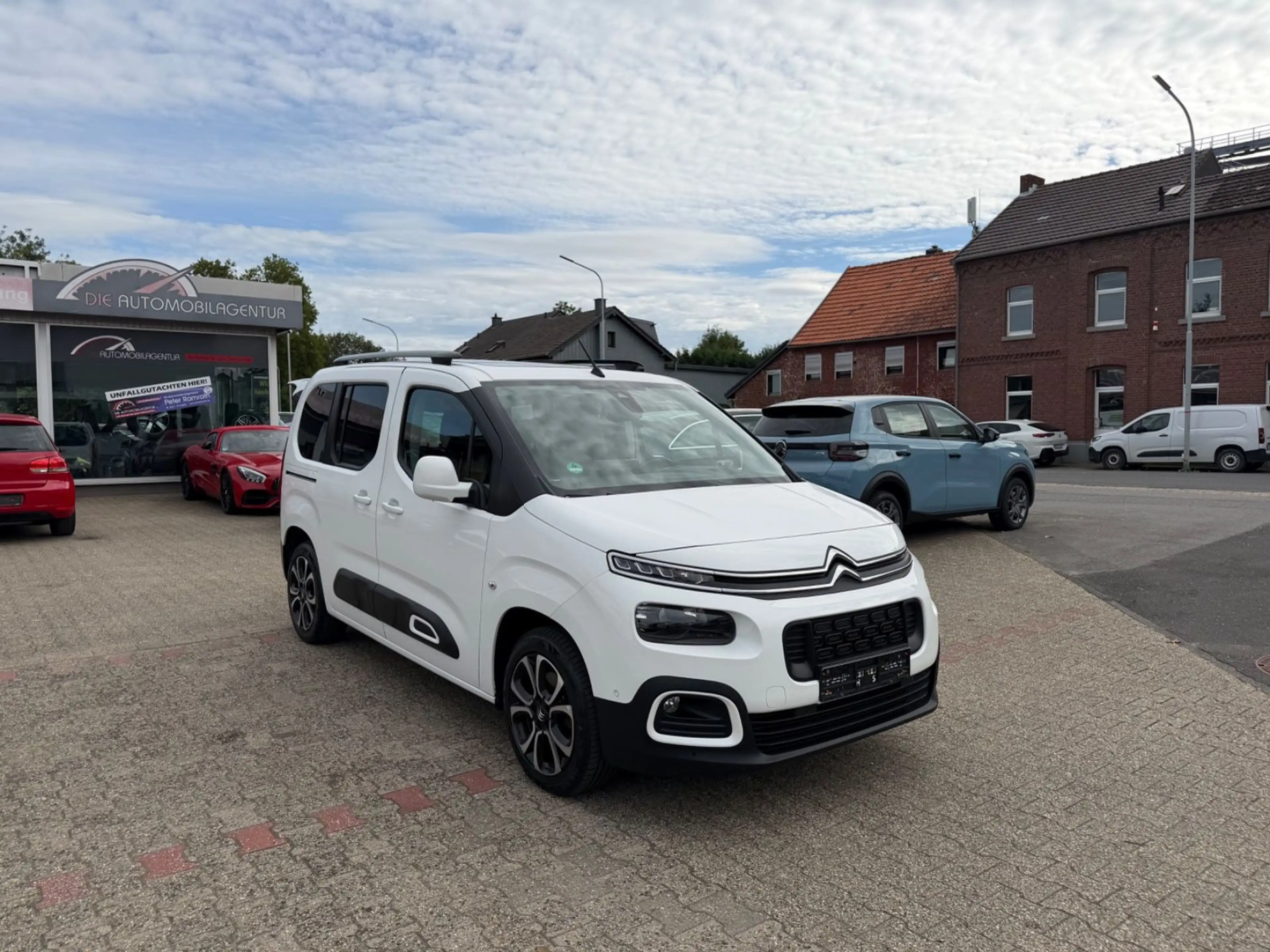 Citroen Berlingo Shine M HeadUp Navi PANO Kamera PDC — photo 6
