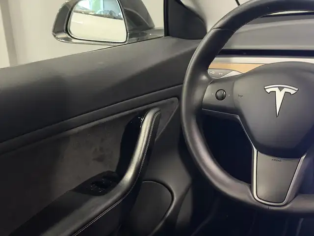 Tesla Model 3 view 8