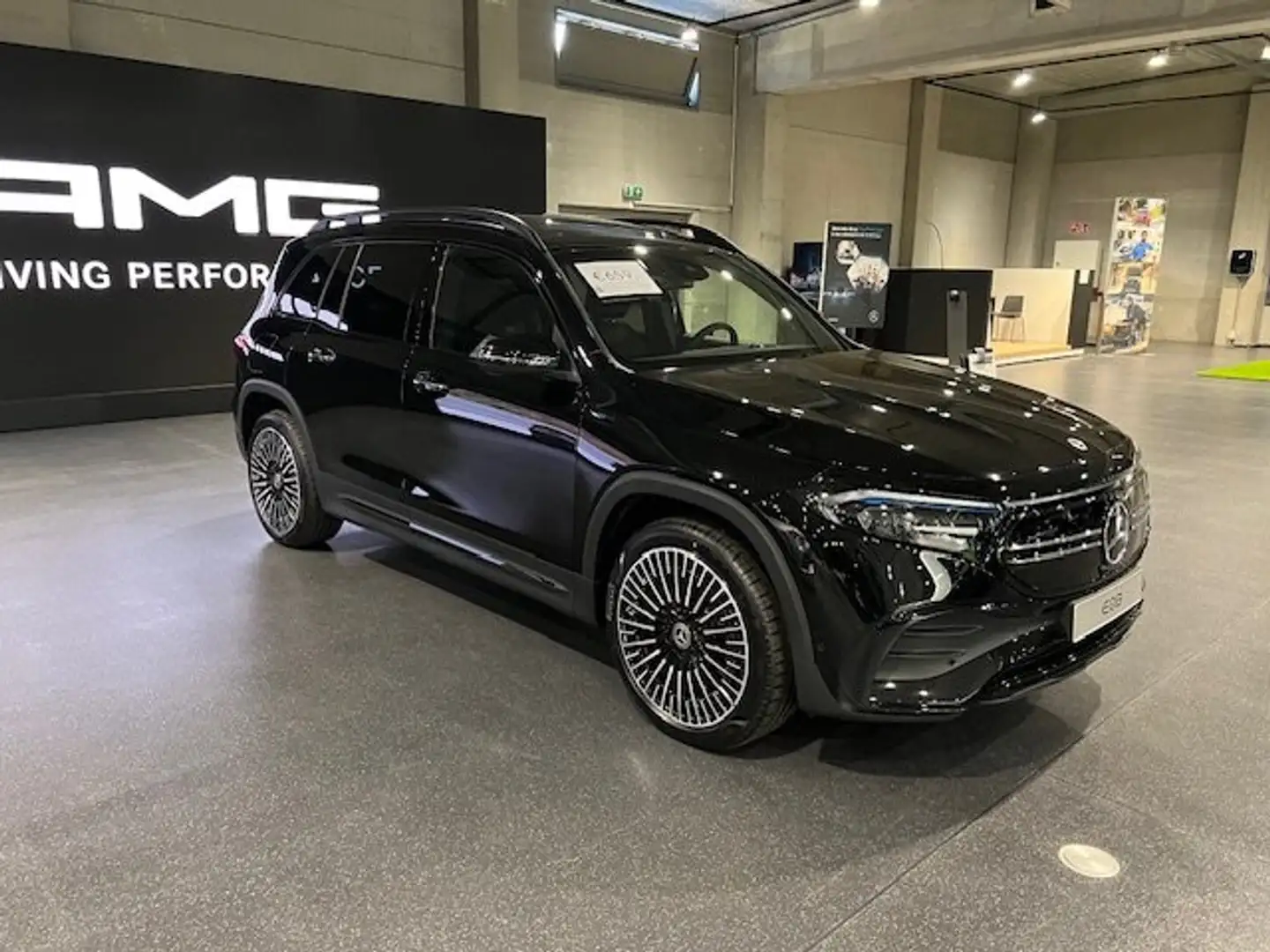 Mercedes-Benz EQB 300 EQB 300 4Matic AMG Line Zwart - 1
