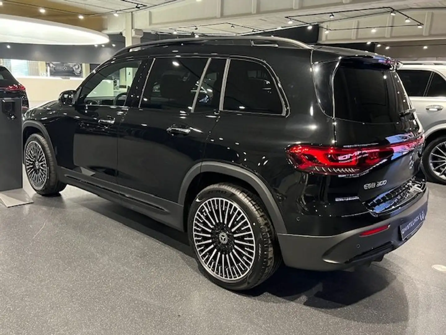 Mercedes-Benz EQB 300 EQB 300 4Matic AMG Line Zwart - 2