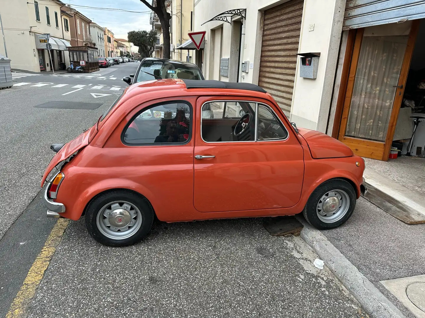 Fiat 500 d’epoca narančasta - 2