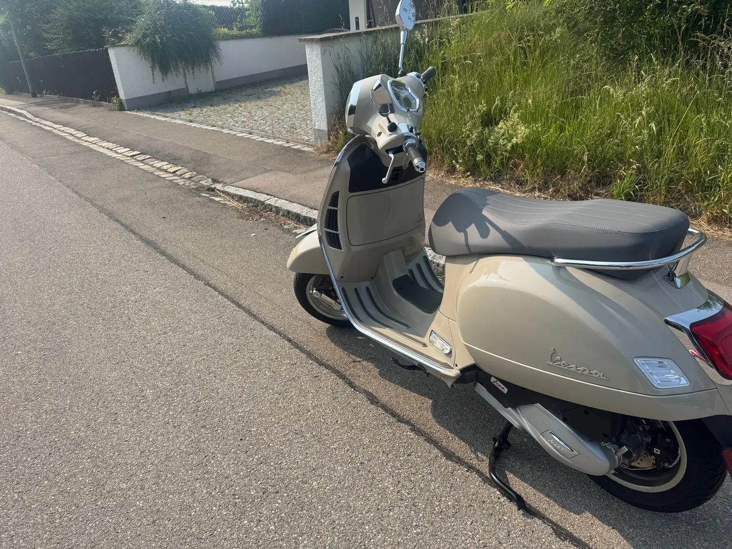 Vespa 125 Gts Beige - 2