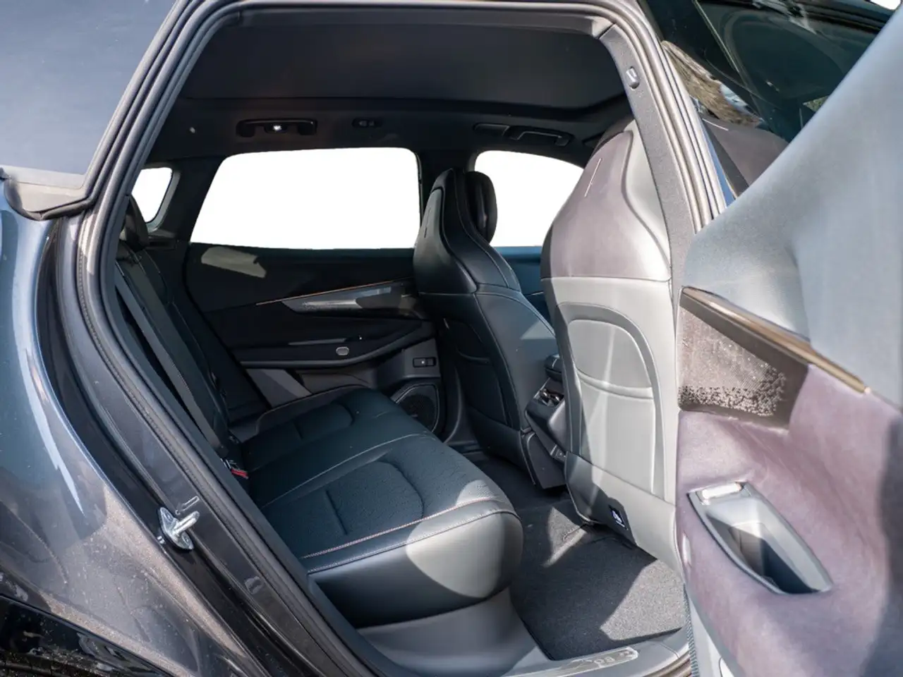 Lynk & Co 08 Plug-In Hybrid More Massage HK 21" 6