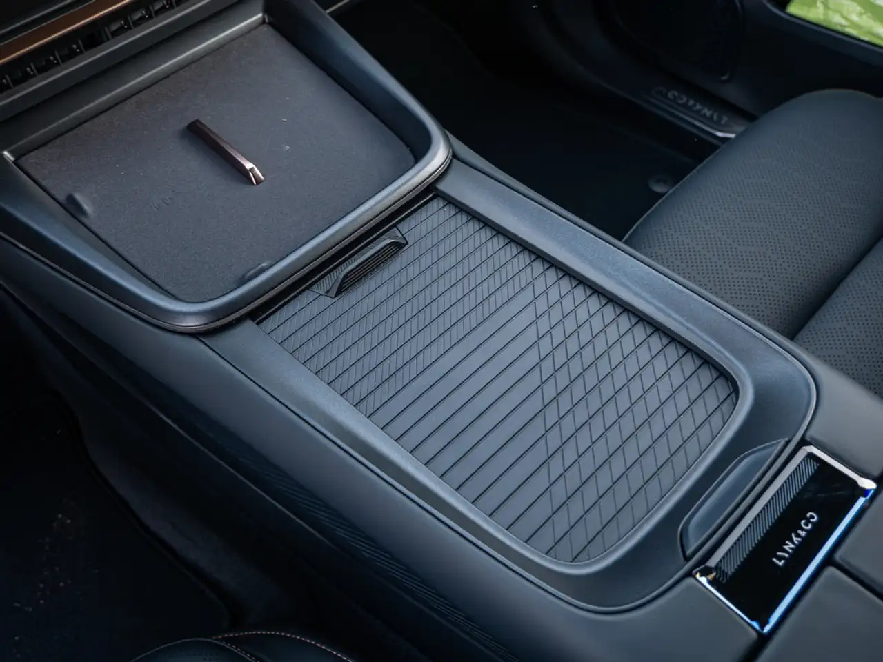 Lynk & Co 08 Plug-In Hybrid More Massage HK 21" 12