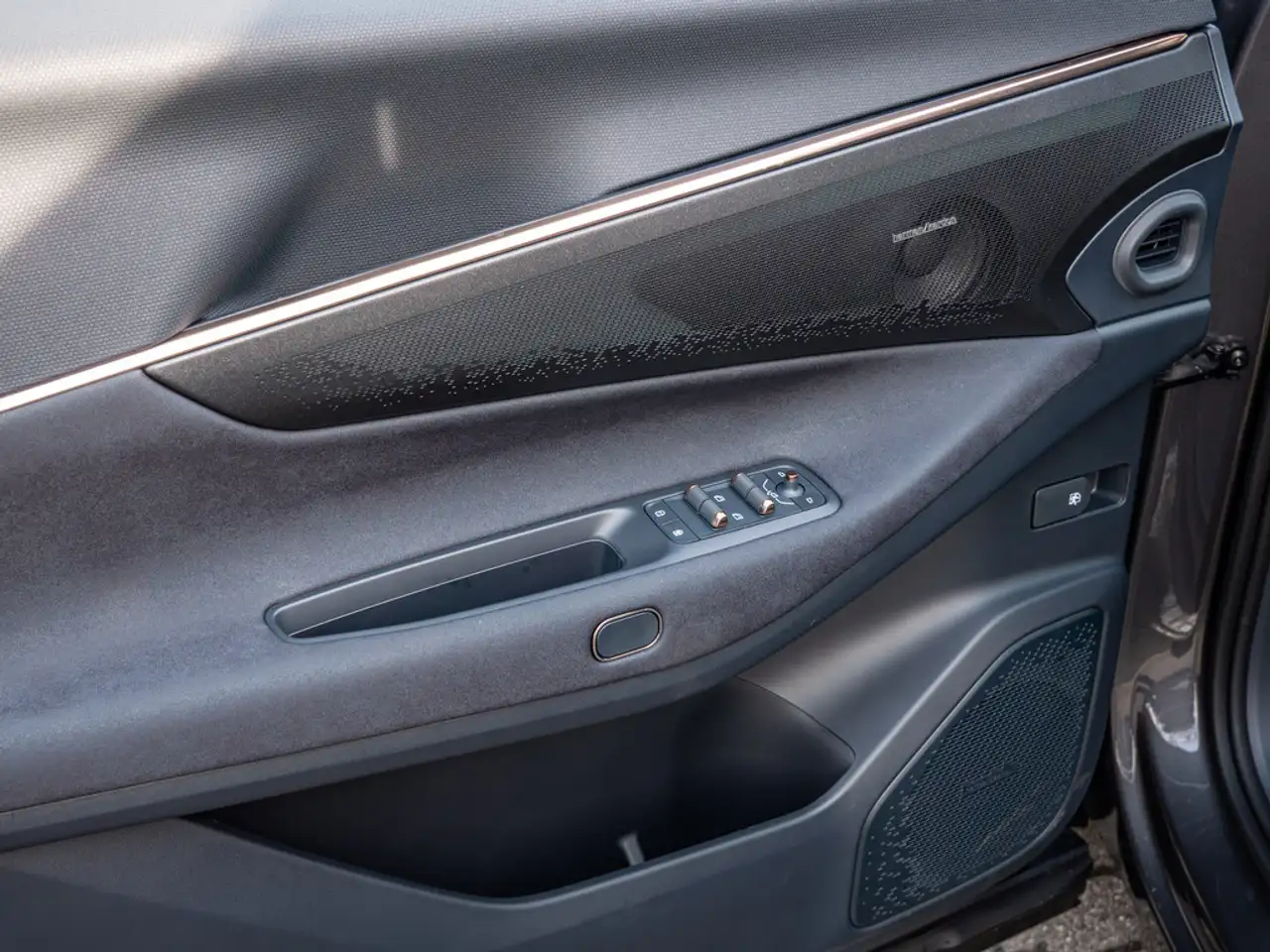 Lynk & Co 08 Plug-In Hybrid More Massage HK 21" 17