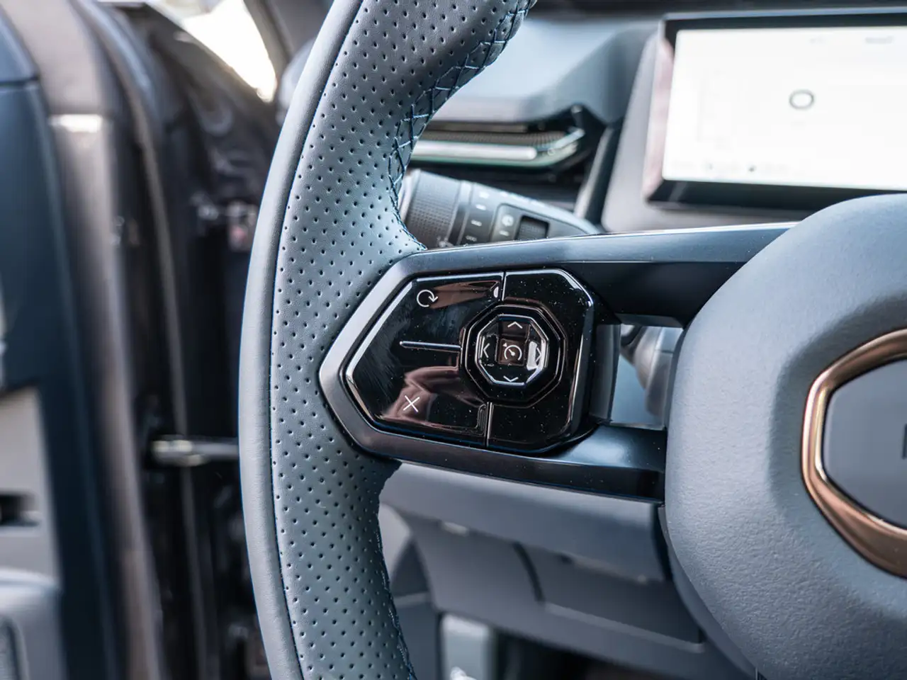 Lynk & Co 08 Plug-In Hybrid More Massage HK 21" 15