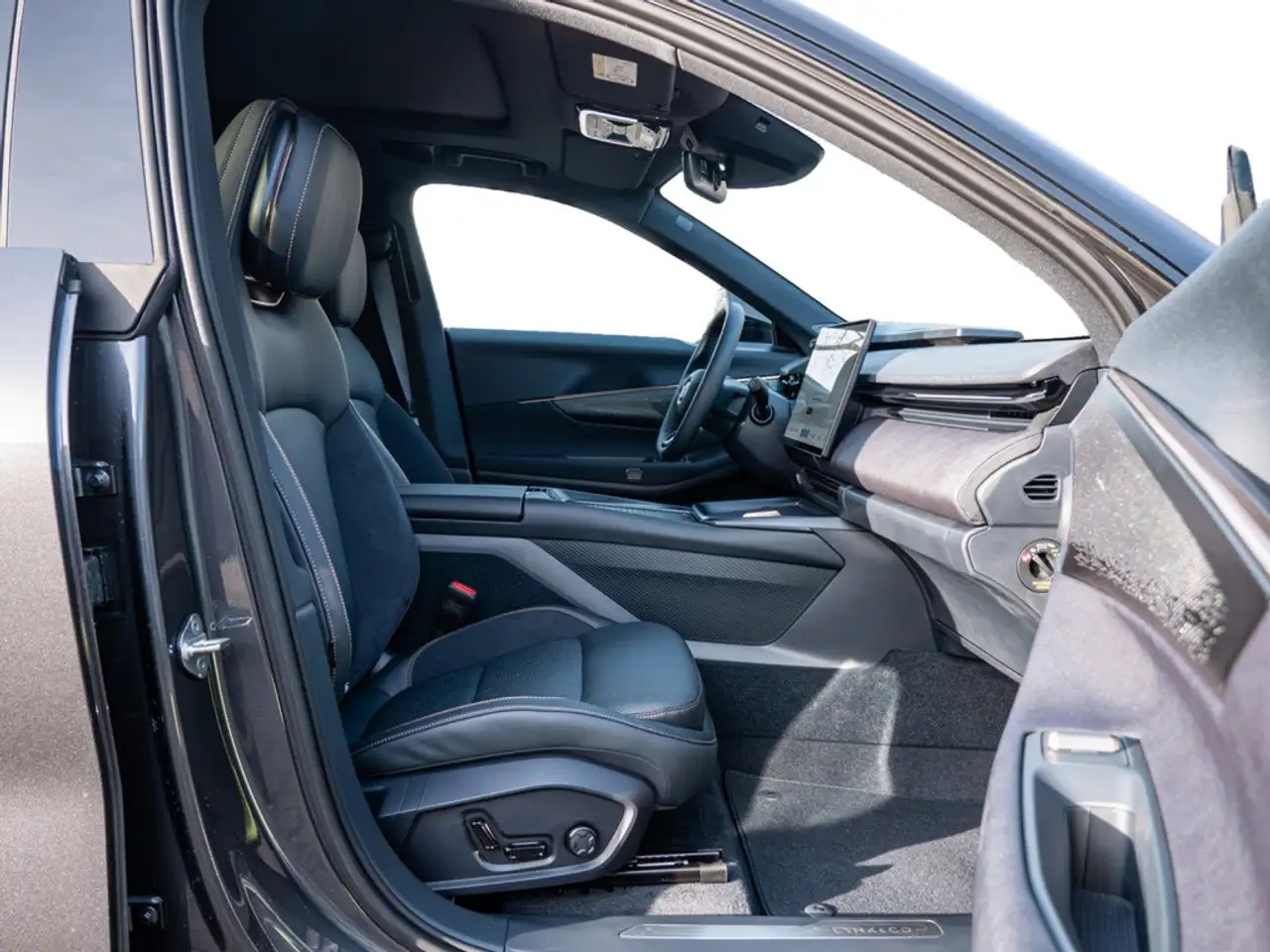 Lynk & Co 08 Plug-In Hybrid More Massage HK 21" 5