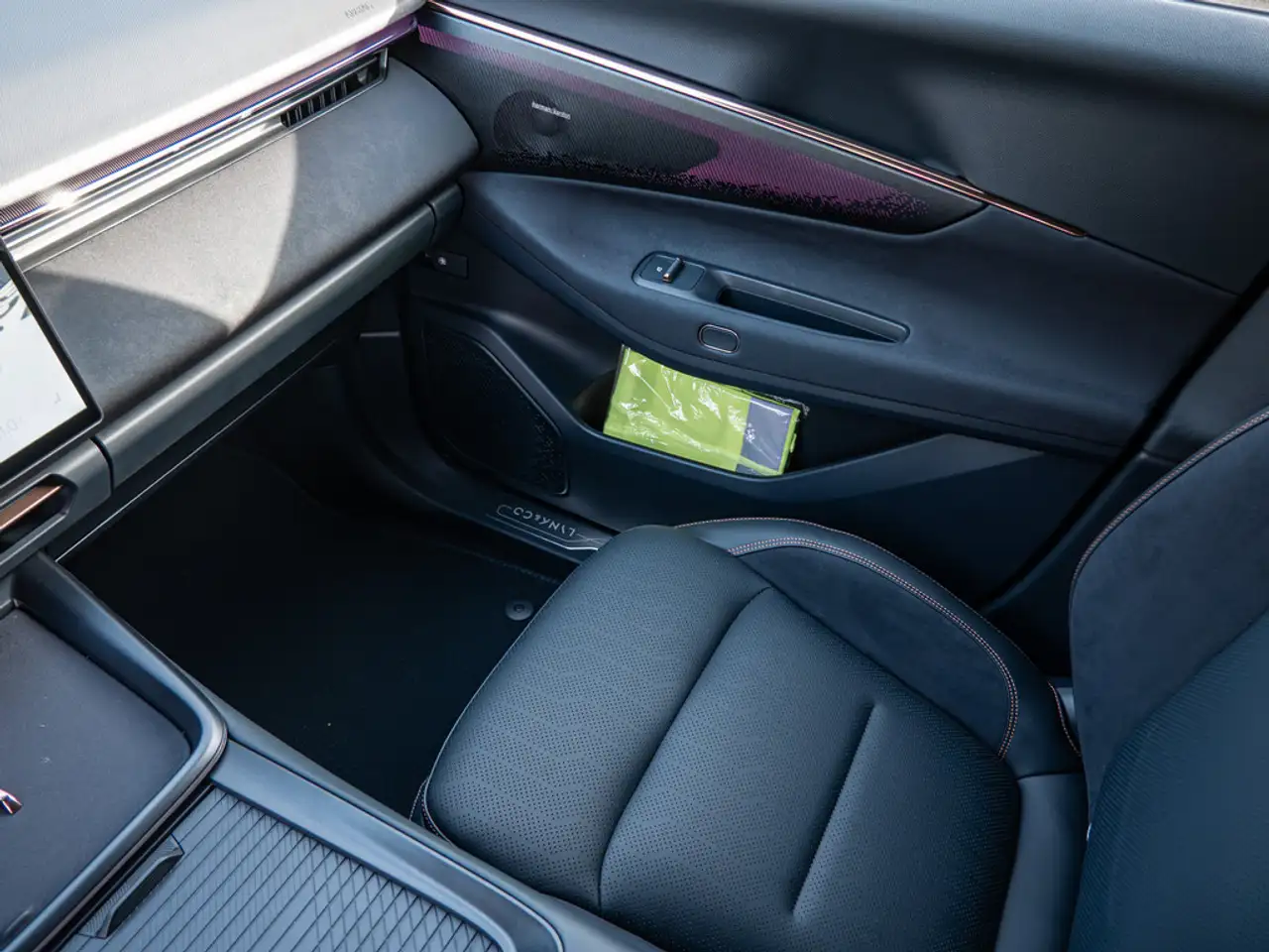 Lynk & Co 08 Plug-In Hybrid More Massage HK 21" 13