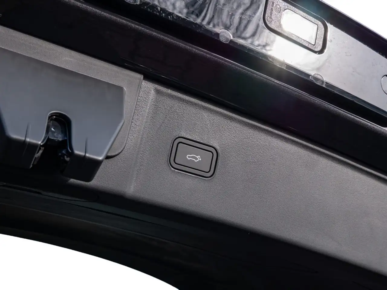 Lynk & Co 08 Plug-In Hybrid More Massage HK 21" 9