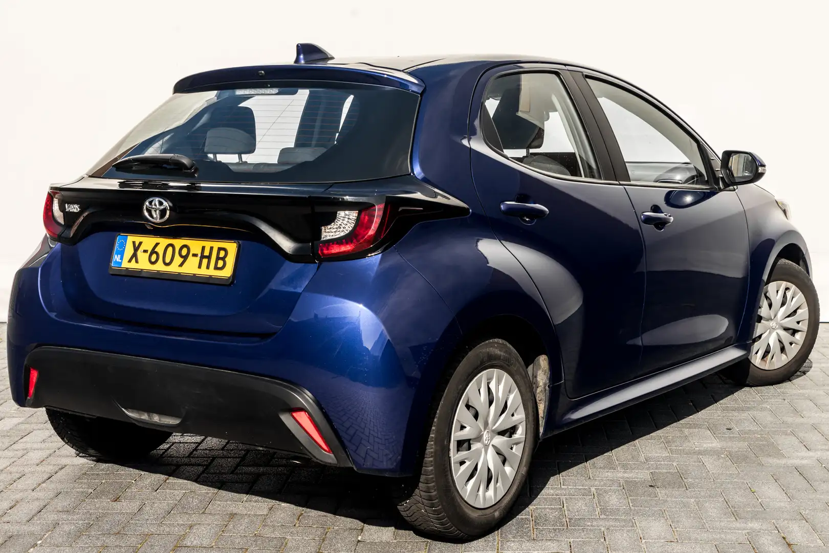 Toyota Yaris 1.0 VVT-i Active RIJKLAAR INCL;GARANTIE | Climat Blauw - 2