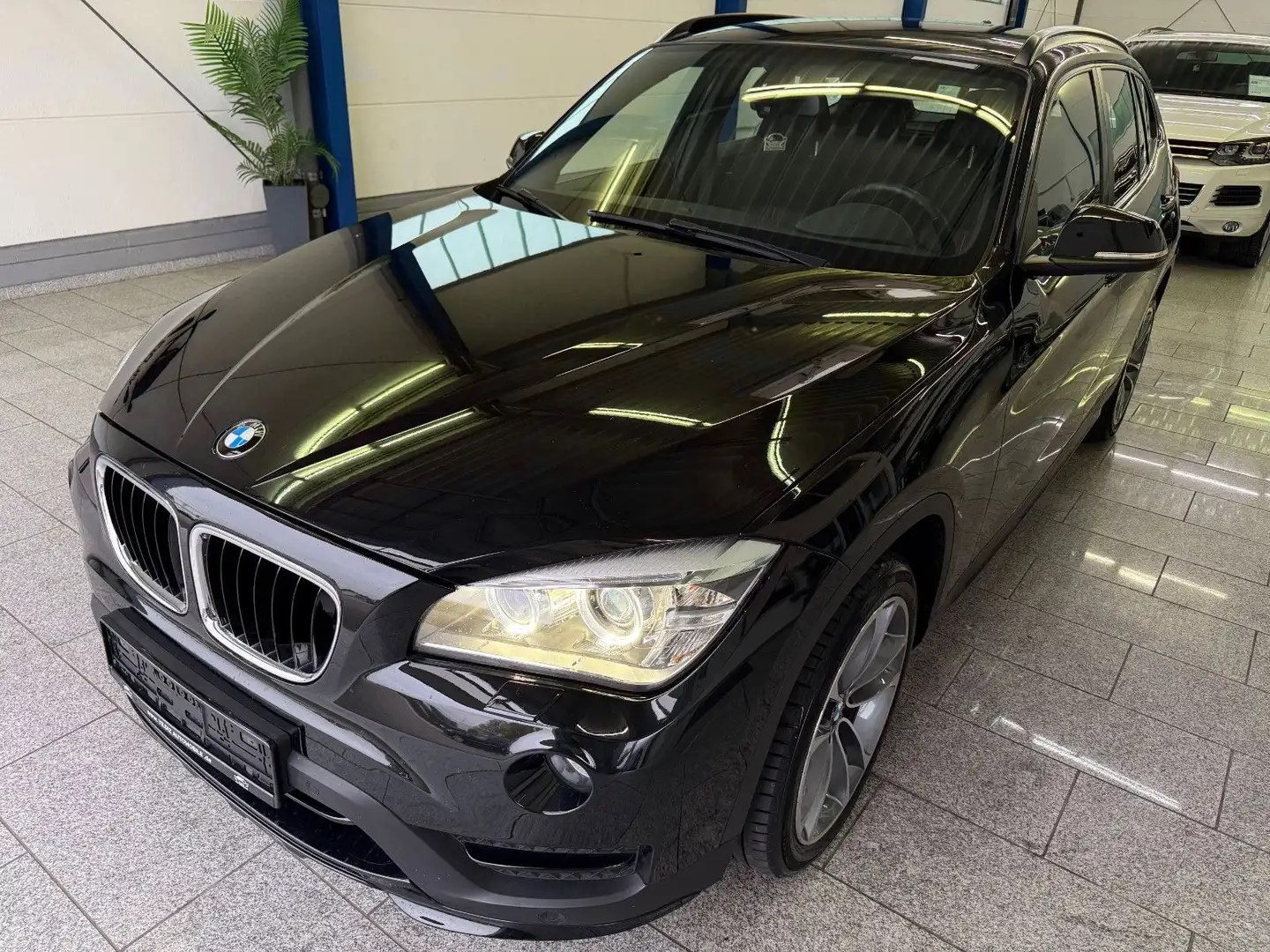 BMW X1 20 i*sDRIVE*SPORT-LIN*AUTOM*BI-XN*NAV*SHZ*PDC Schwarz - 2