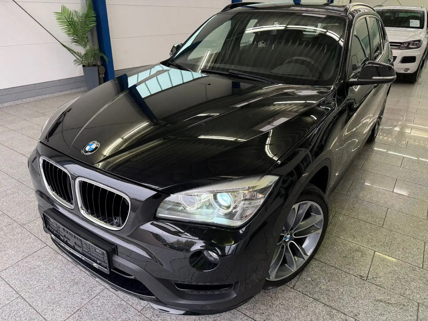 BMW X1 20 i*sDRIVE*SPORT-LIN*AUTOM*BI-XN*NAV*SHZ*PDC Schwarz - 1