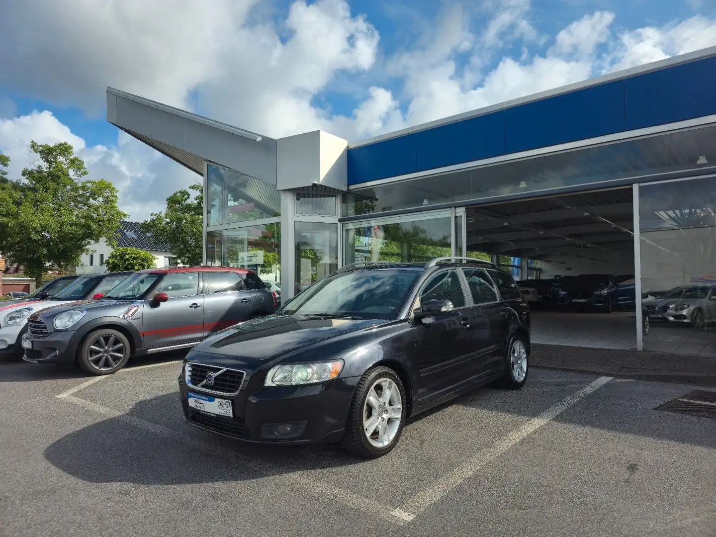 Volvo V50 Kombi 2.0 D Momentum Bi-Xenon Sitzheizung Schwarz - 1