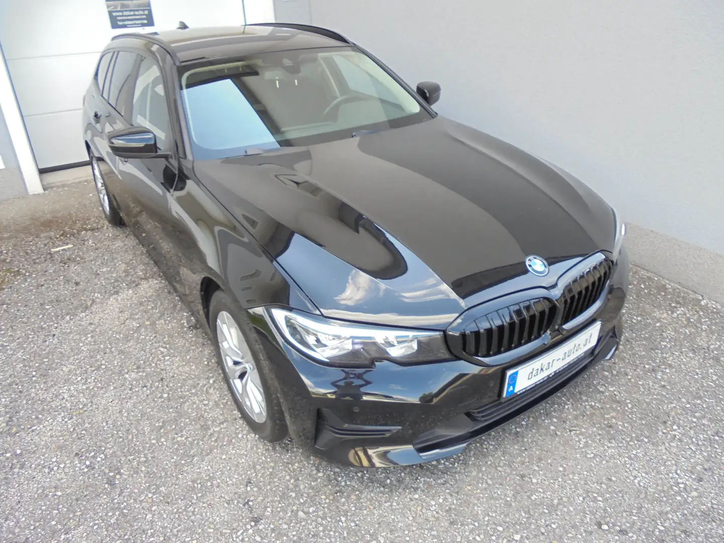 BMW 318 318 d NAV LIVE PROF, AHK, HIFI, PARKING PLUS, SHZ Schwarz - 2