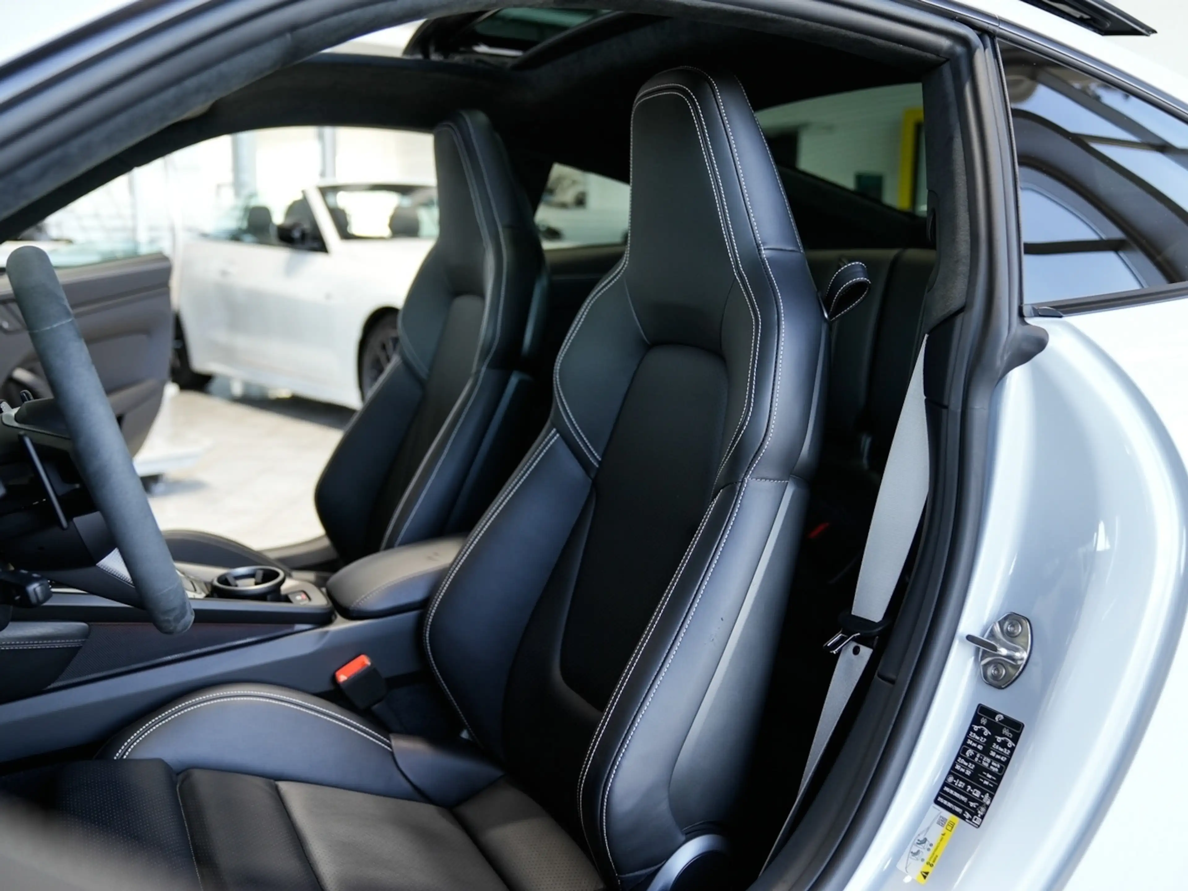 Porsche 911 Carrera 4 GTS AEROKIT Glasdach HD-Matrix — photo 5