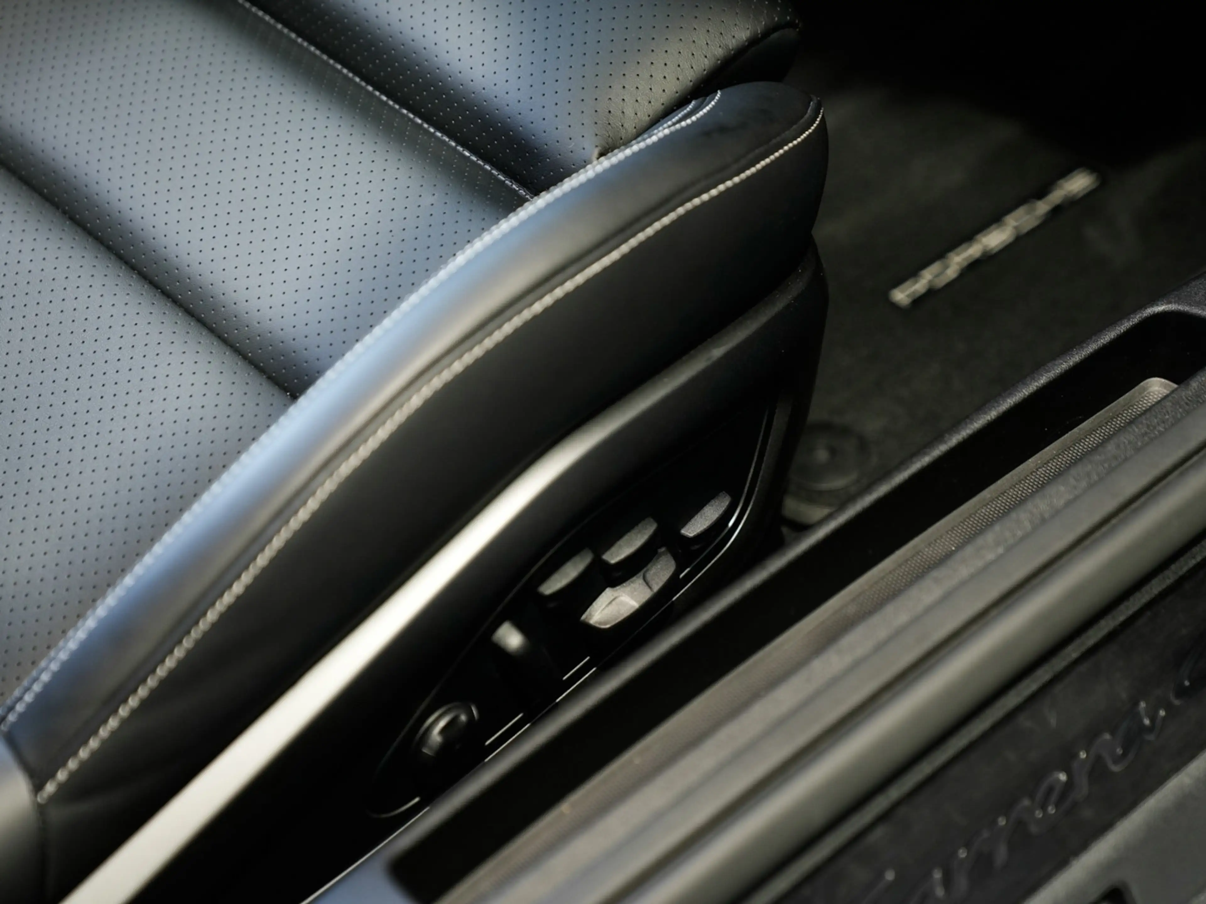 Porsche 911 Carrera 4 GTS AEROKIT Glasdach HD-Matrix — photo 13