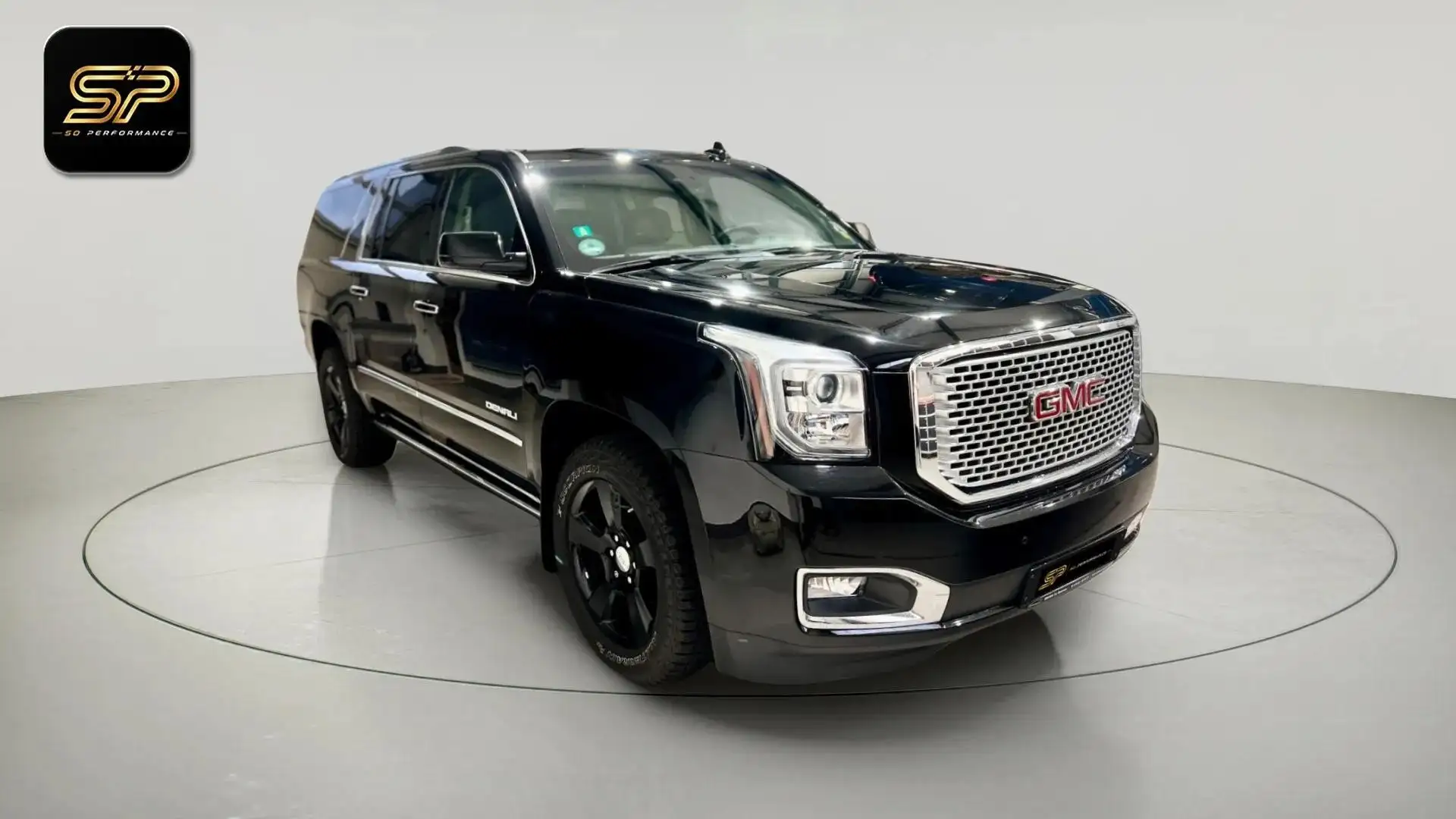 GMC Yukon Denali Schwarz - 1