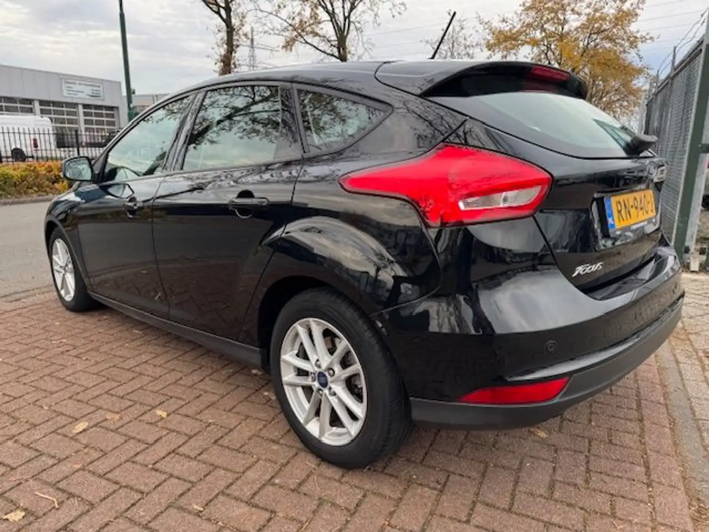 Ford Focus 1.0 125pk 5deurs Lease Edition Airco/ECC,Navigatie Zwart - 2