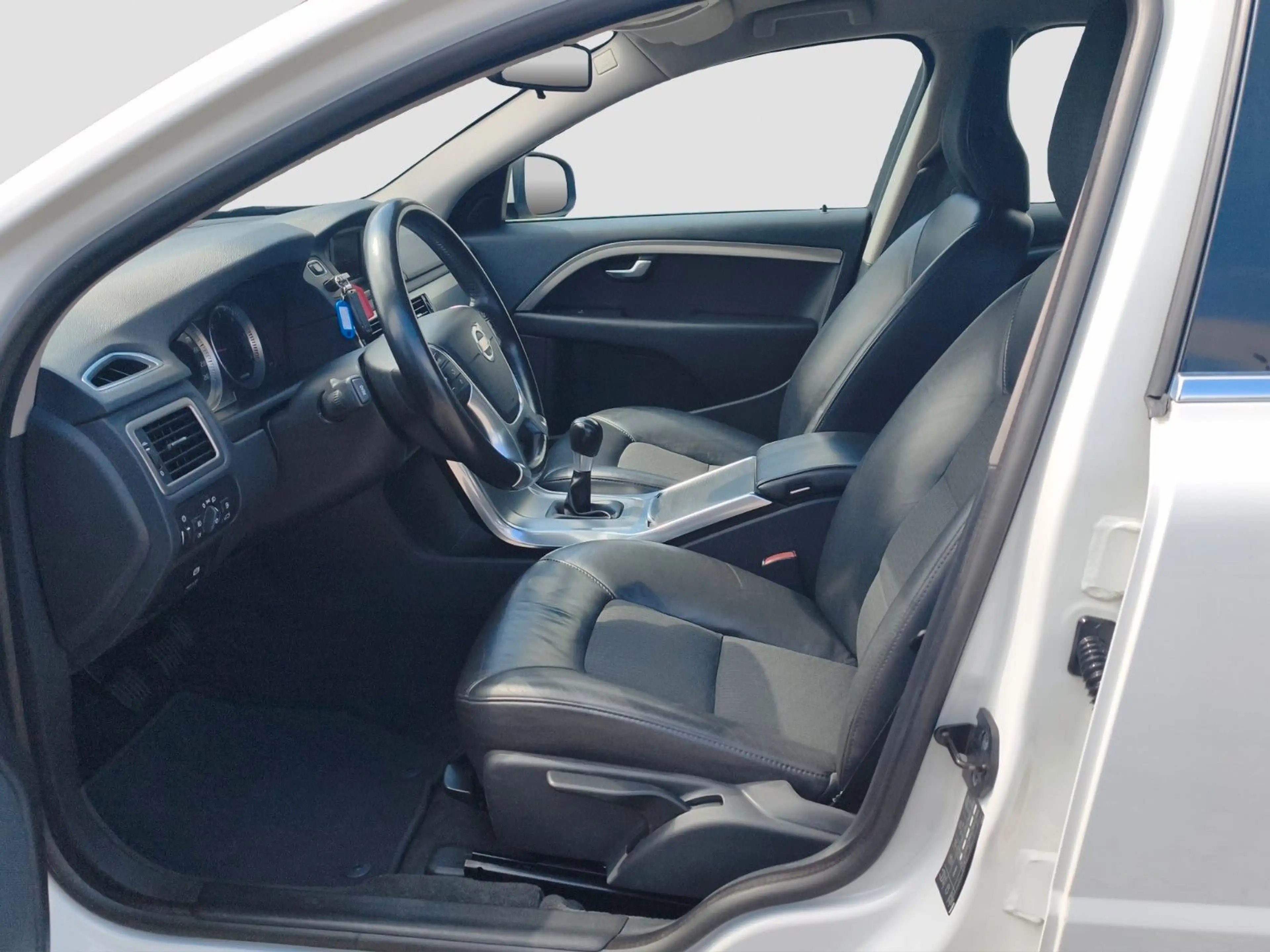 Volvo V70 D3 Momentum — photo 9