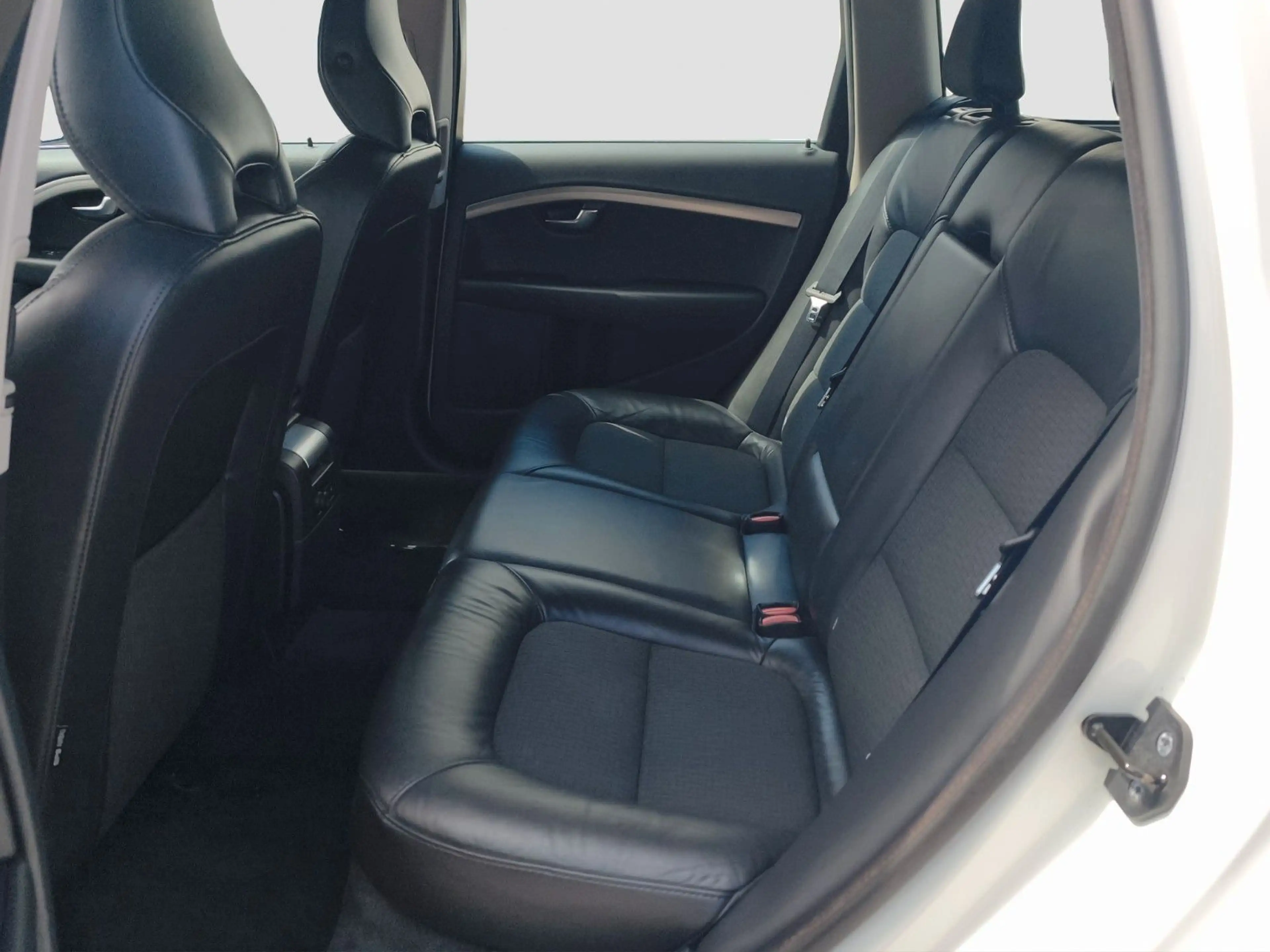 Volvo V70 D3 Momentum — photo 14