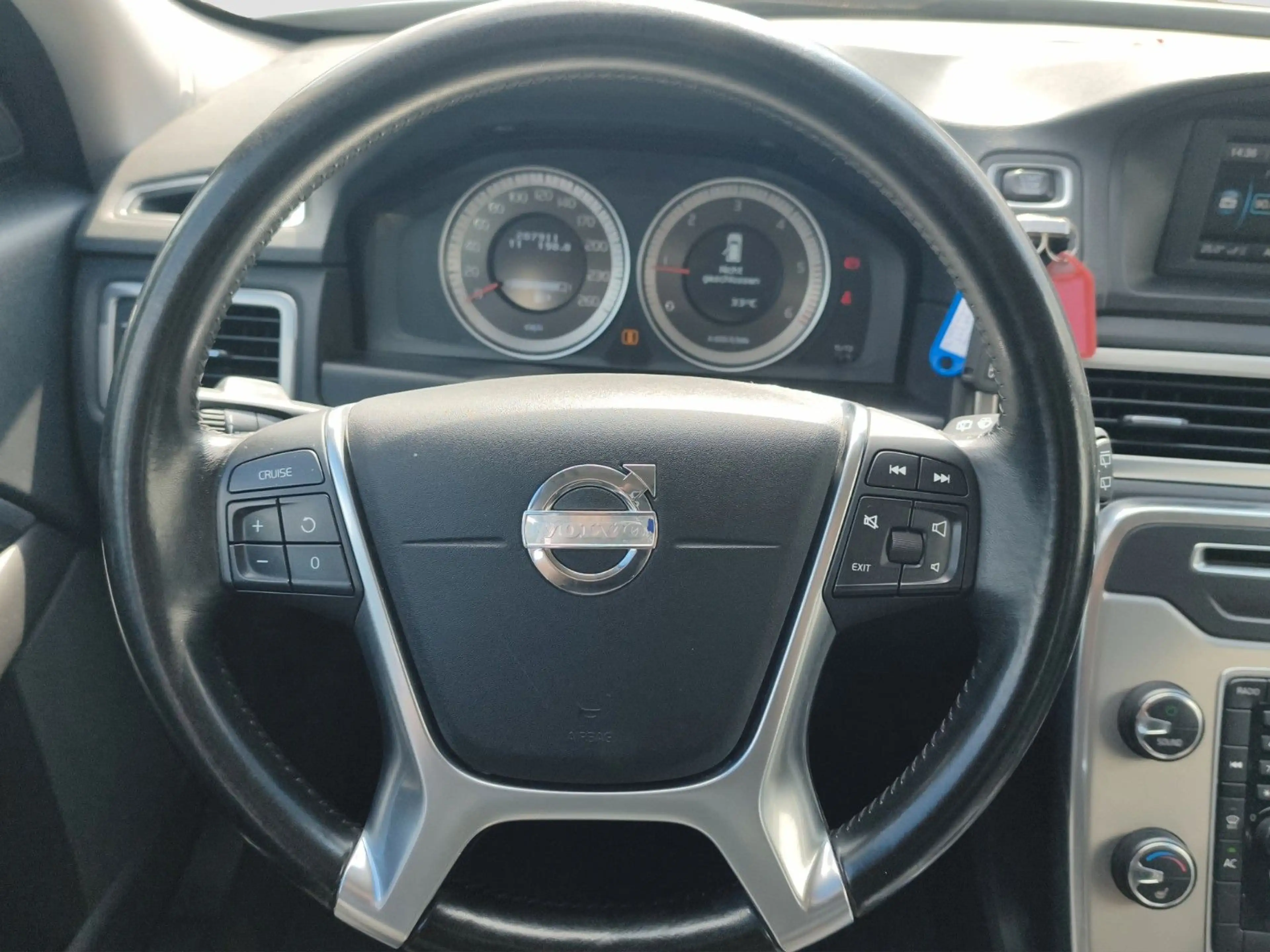 Volvo V70 D3 Momentum — photo 11