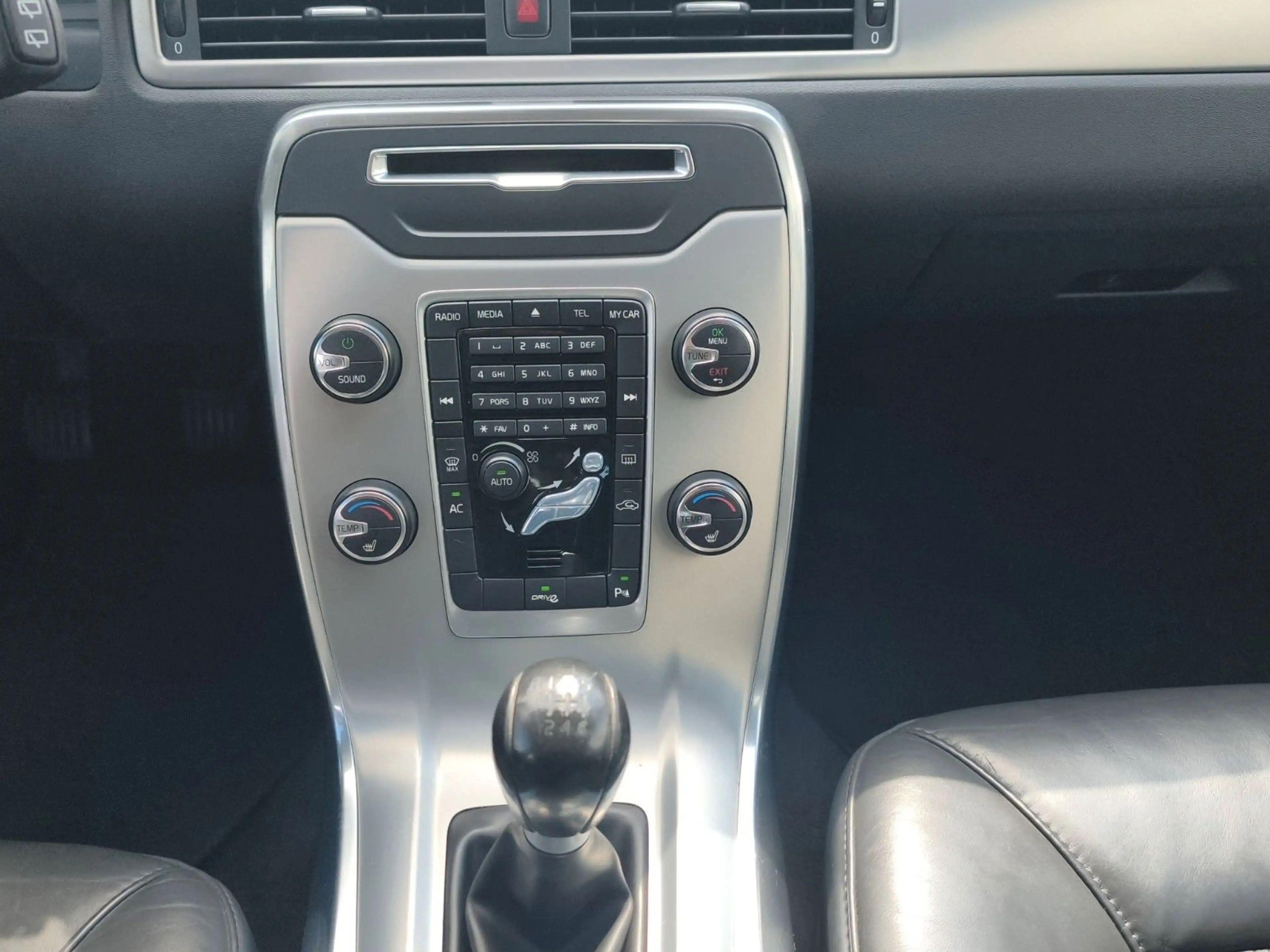 Volvo V70 D3 Momentum — photo 12