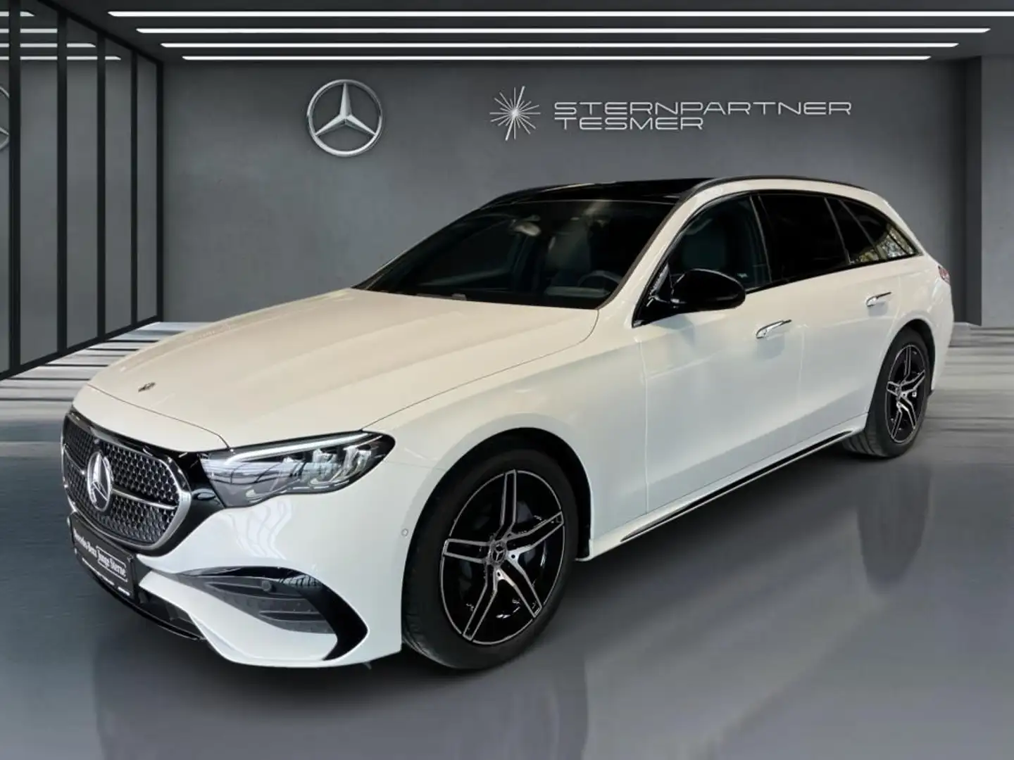 Mercedes-Benz E 300 e T AMG, Night,LED,DISTR,AMBIENTE,PANO,AHK Blanc - 1