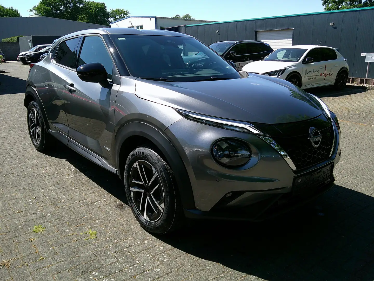 Nissan Juke 1,6 HYBRID 143 PS 4AMT N-CONNECTA Winter II BFS Grijs - 1
