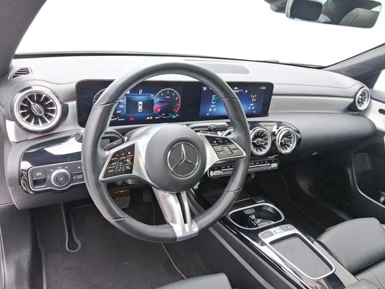 Mercedes-Benz CLA снимка Mercedes-Benz CLA