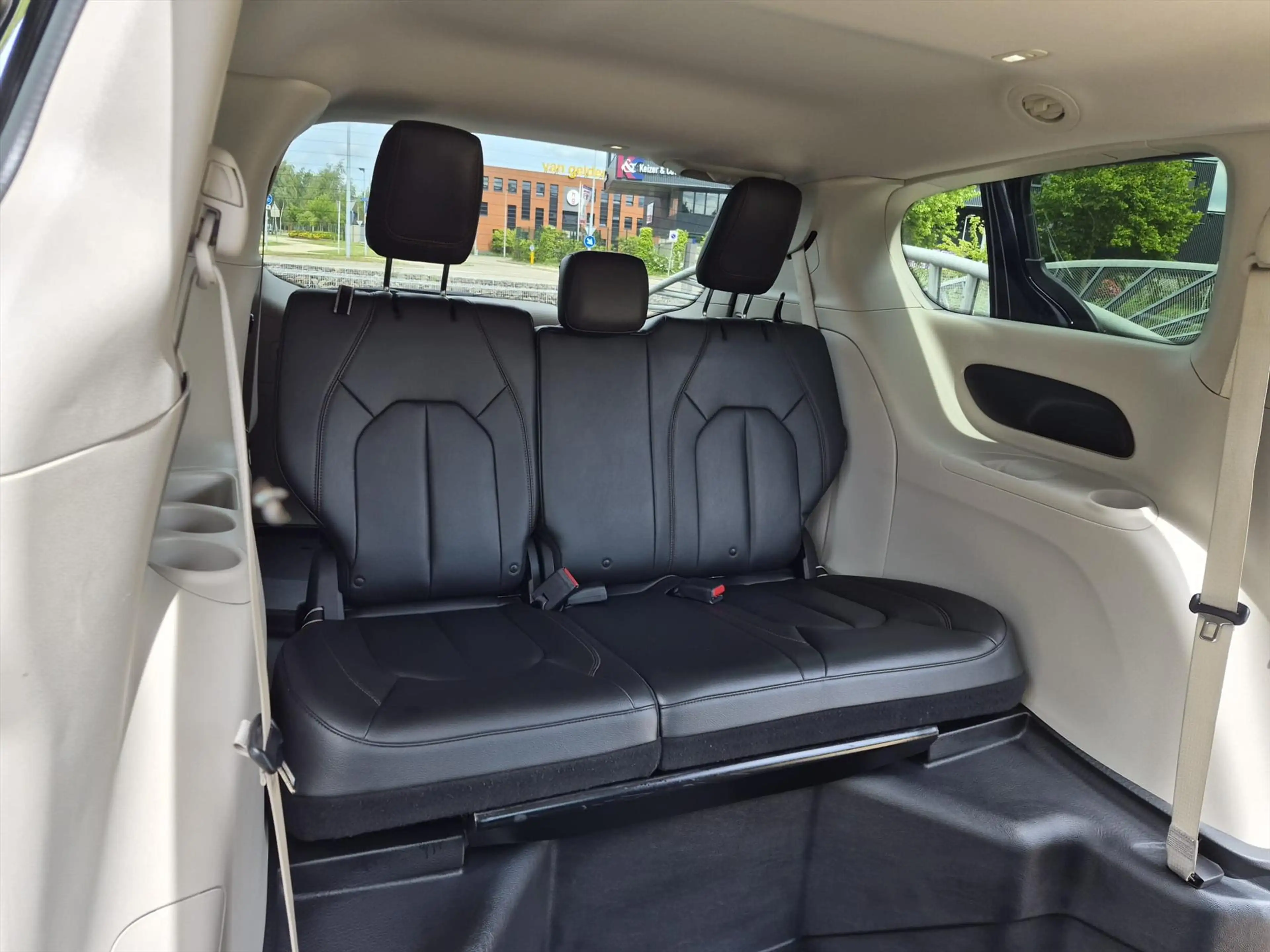 Chrysler Pacifica — photo 9