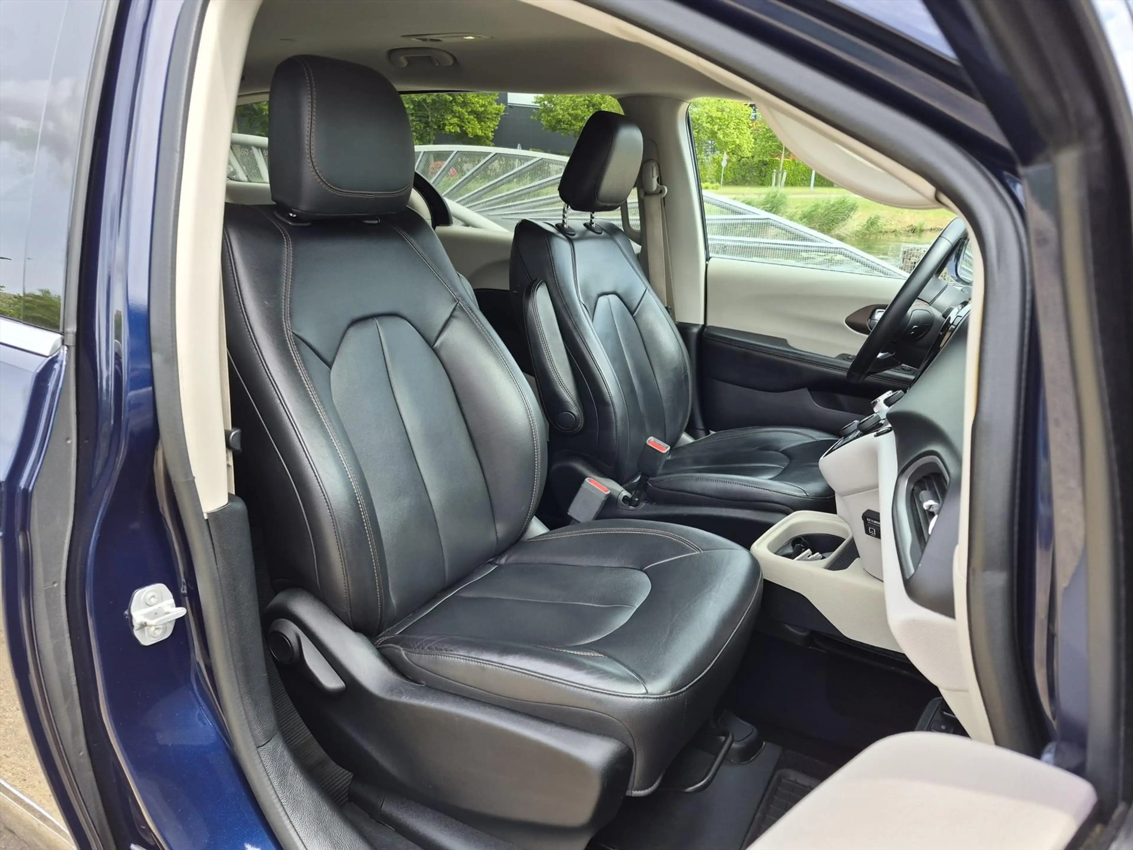 Chrysler Pacifica — photo 17