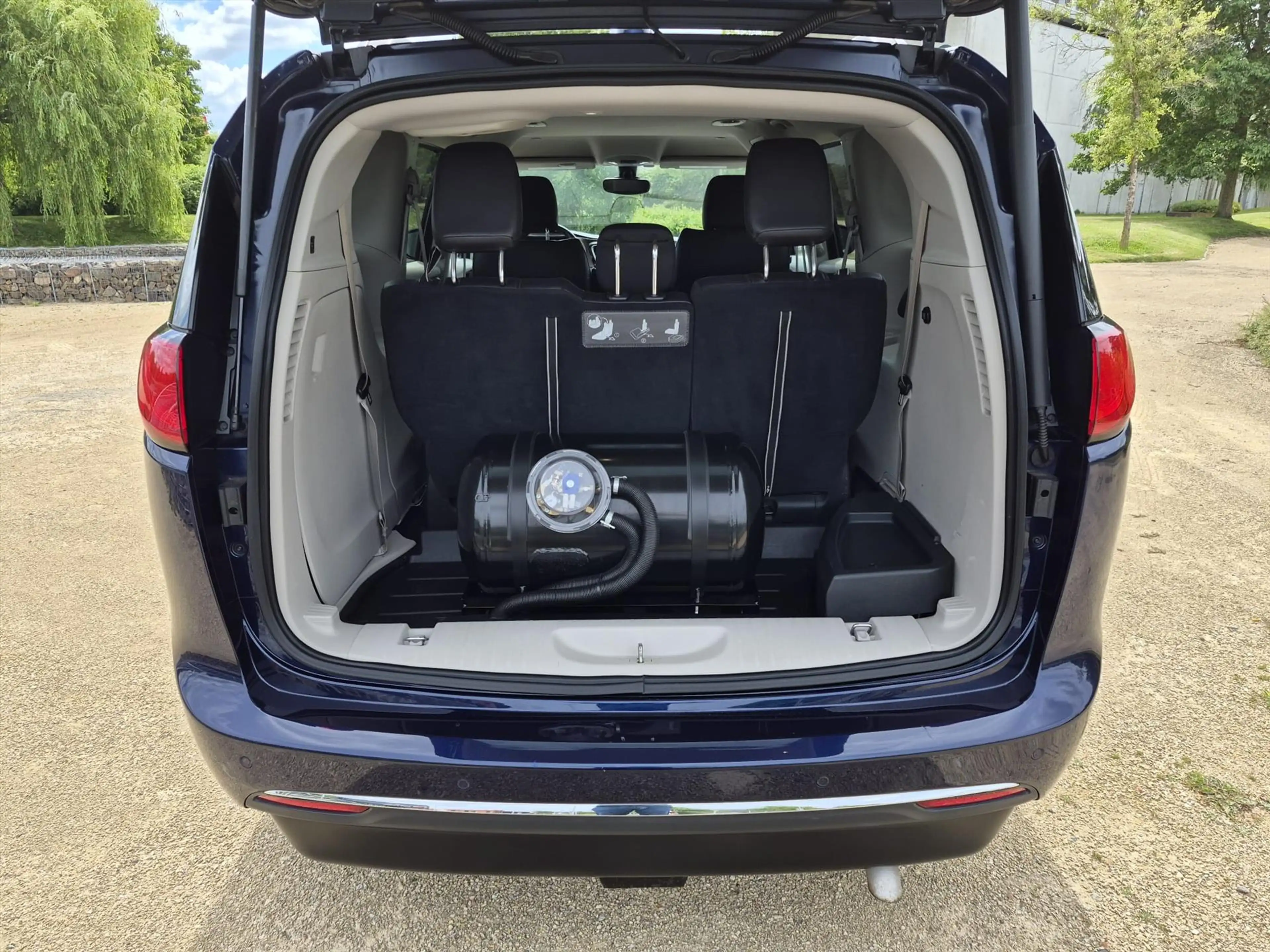 Chrysler Pacifica — photo 10