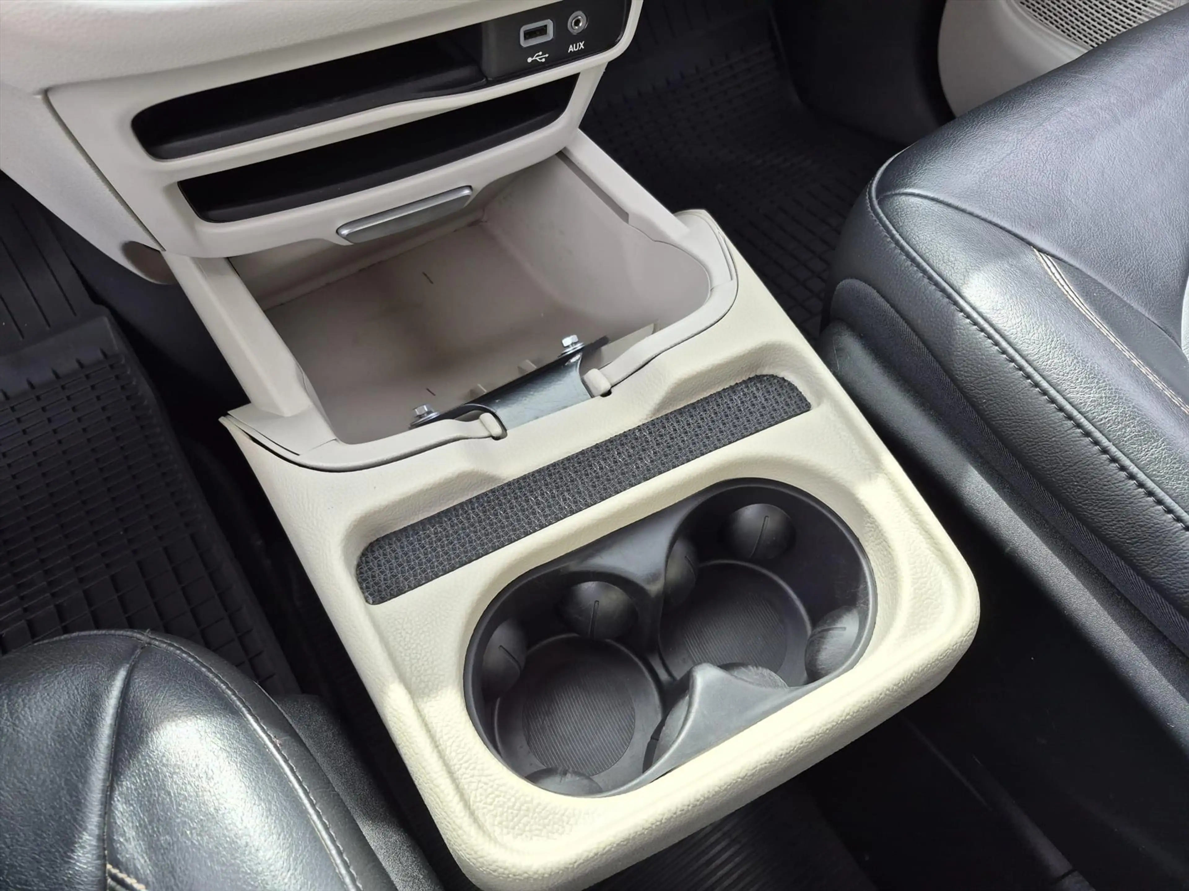 Chrysler Pacifica — photo 25