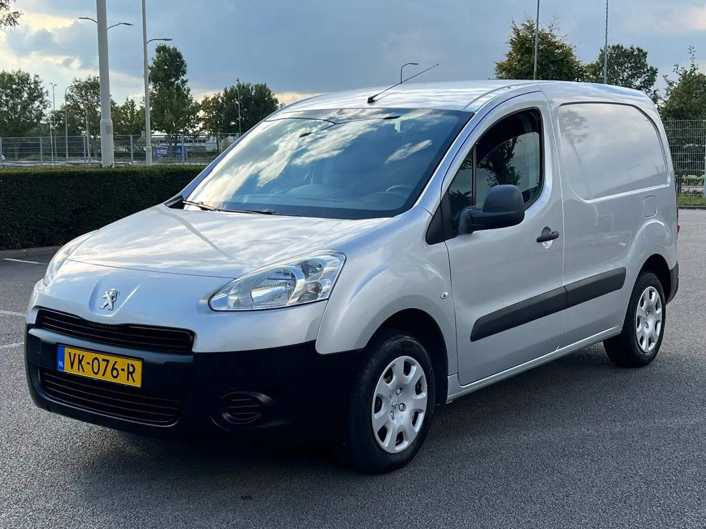 Peugeot Partner 120 1.6 HDI L1 XR Profit+ Compleet dealer OH Zilver - 1