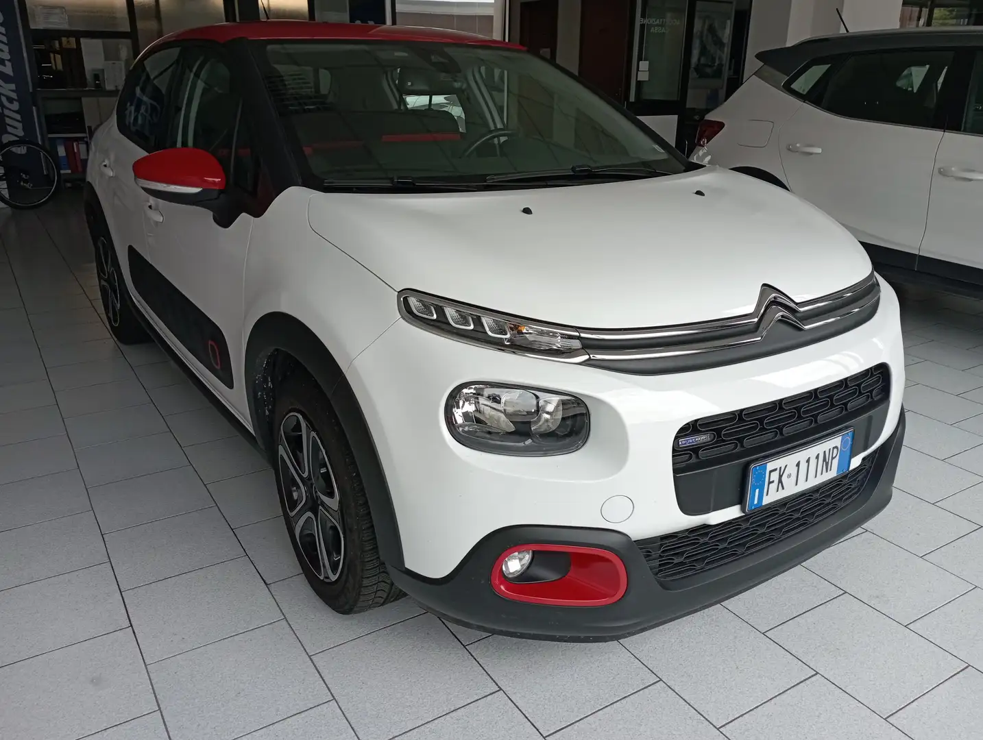 Citroen C3 C3 1.2 puretech Shine 82cv - NEO PATENTAO Bianco - 2