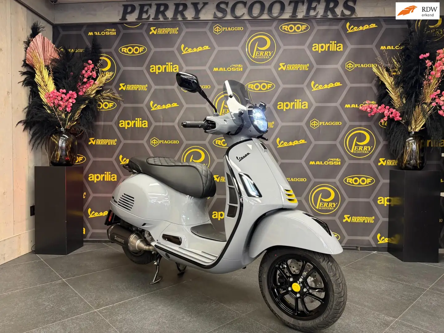 Vespa GTS Super Sport 310 Scooter SuperSport HPE Euro5+ Specialpaint Nardo G Grijs - 1